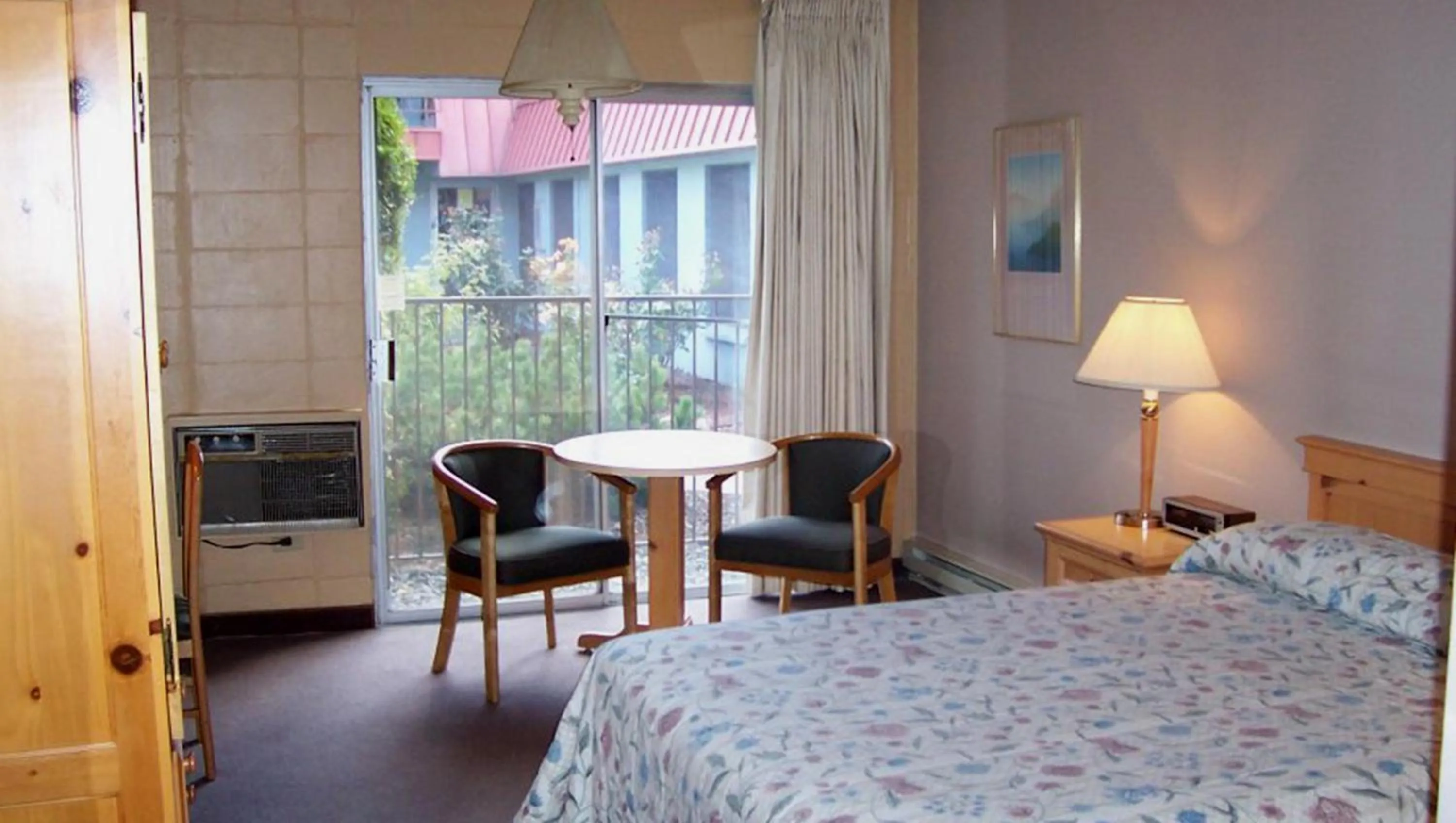 Photo of the whole room, Bed in The La Grande Inn