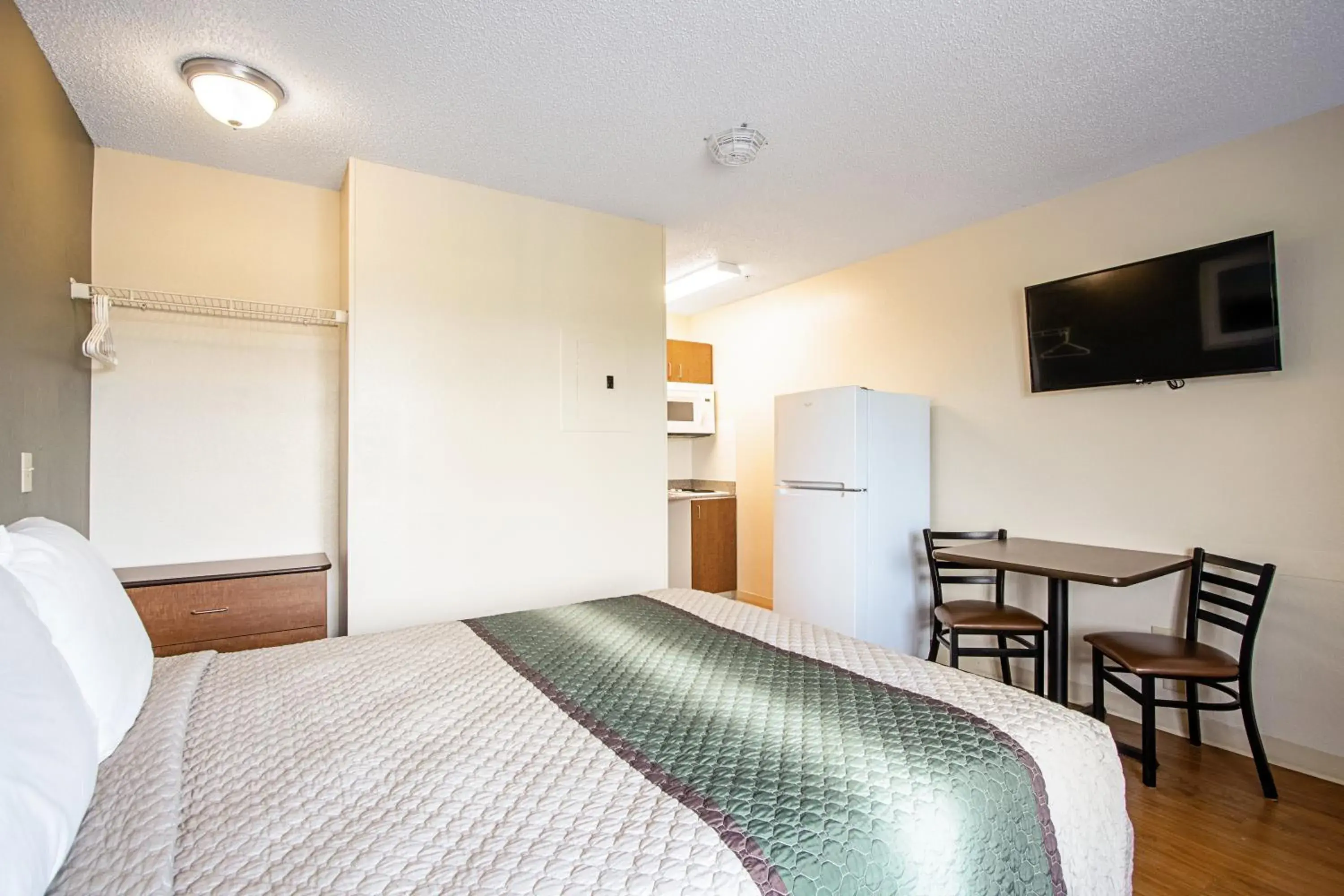 Studio Queen Room Disability Access Non-Smoking in HomeTowne Studios by Red Roof Denver - Lakewood West Studio Queen Room Disability Access Non-Smoking in HomeTowne Studios by Red Roof Denver - Lakewood West