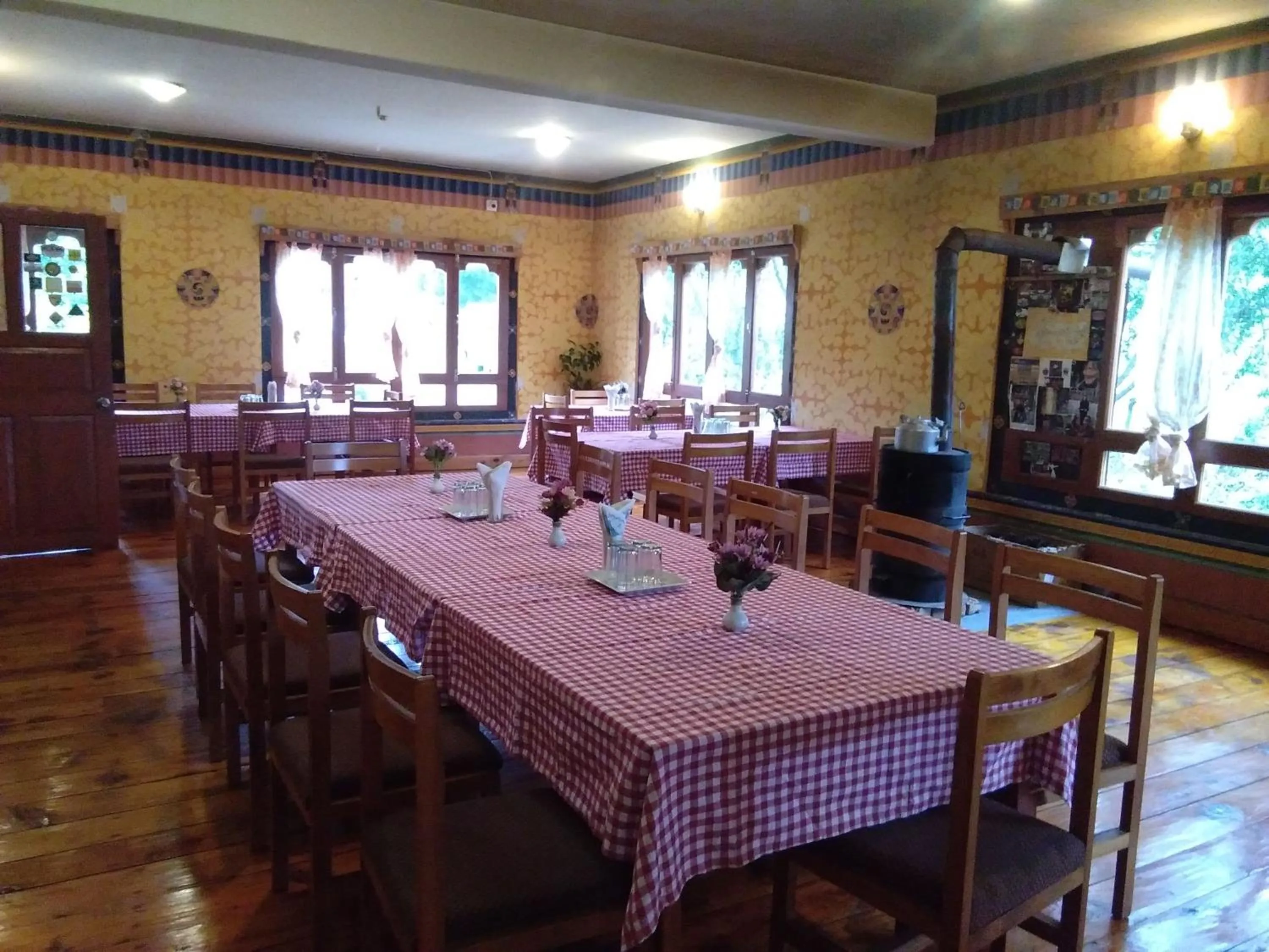 Restaurant/places to eat in Nirvana Lodge