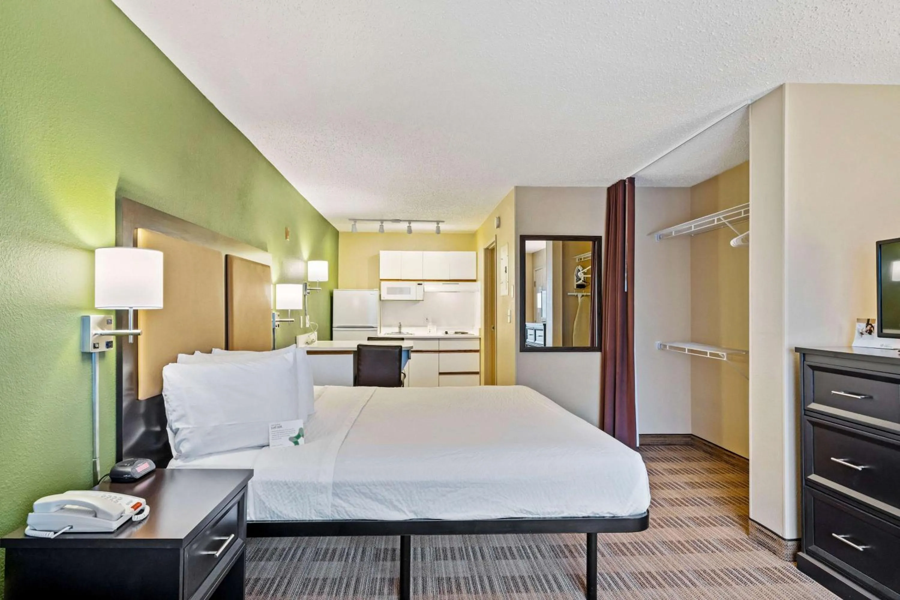 Bedroom, Bed in Extended Stay America Suites - Washington, DC - Reston