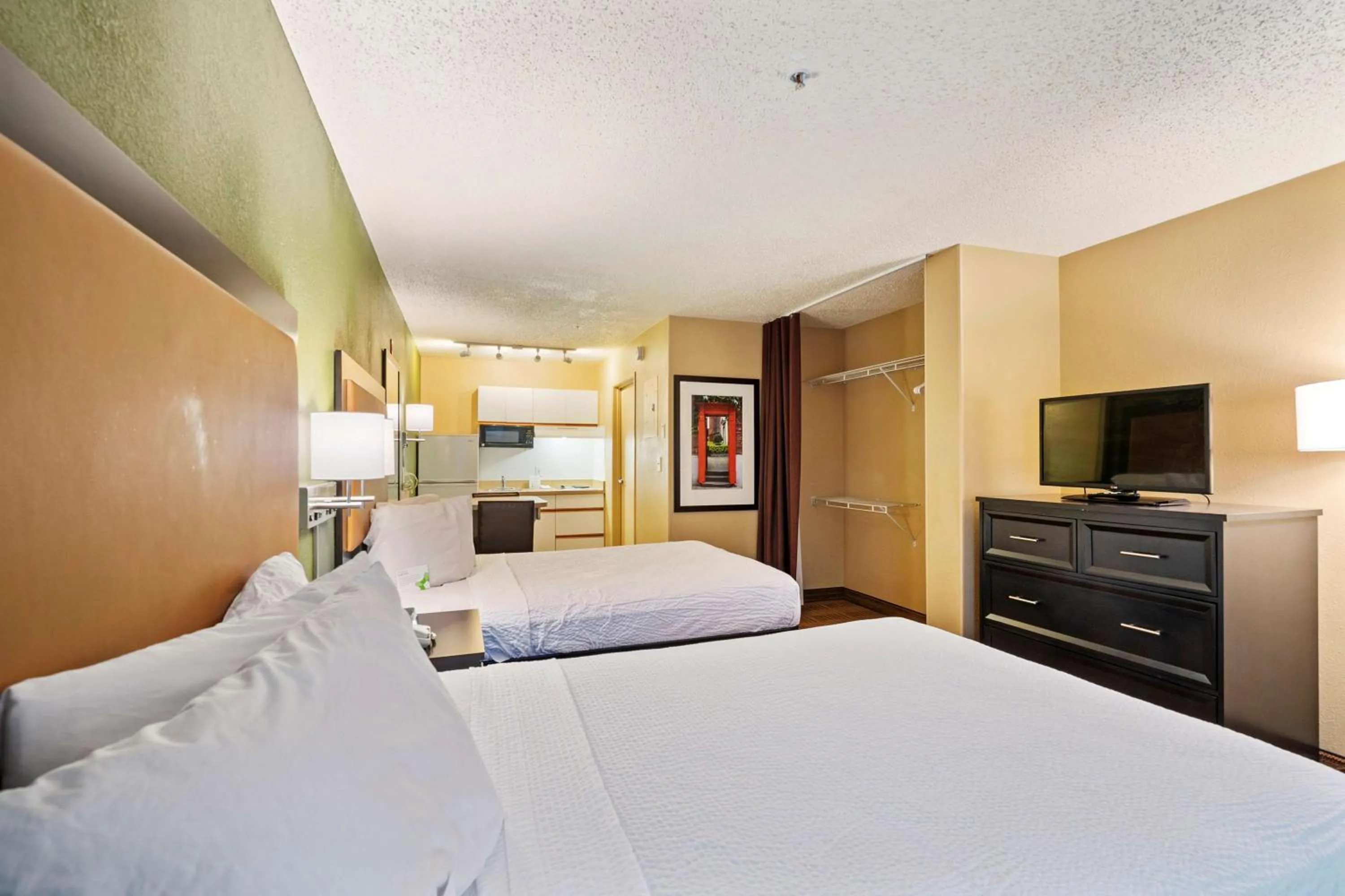 Bedroom, Bed in Extended Stay America Suites - Washington, DC - Reston