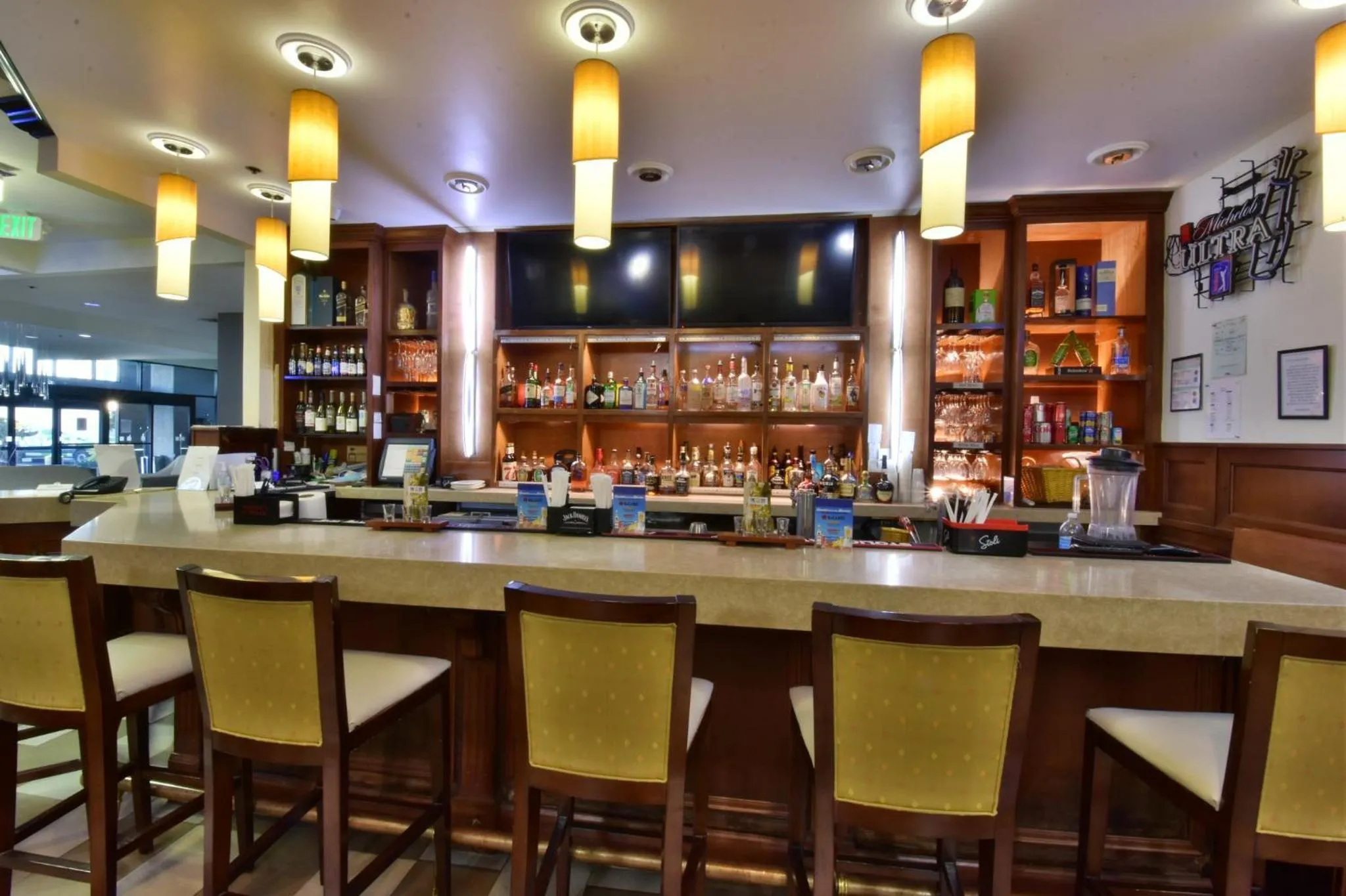 Lounge or bar in Holiday Inn Orlando East-UCF Area by IHG