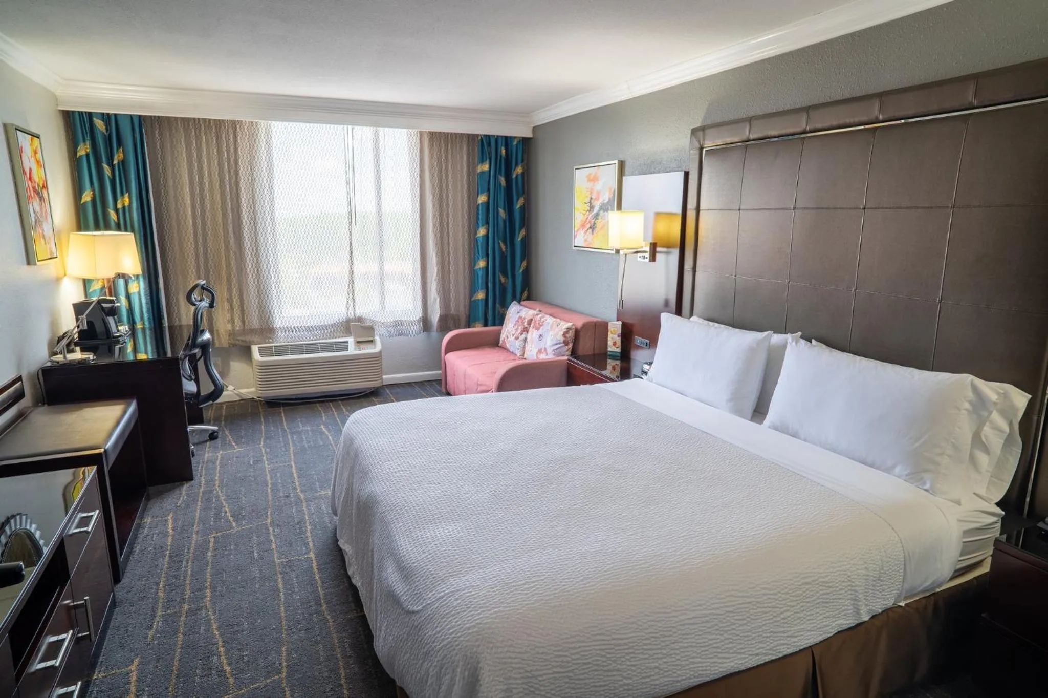 Photo of the whole room, Bed in Holiday Inn Orlando East-UCF Area by IHG