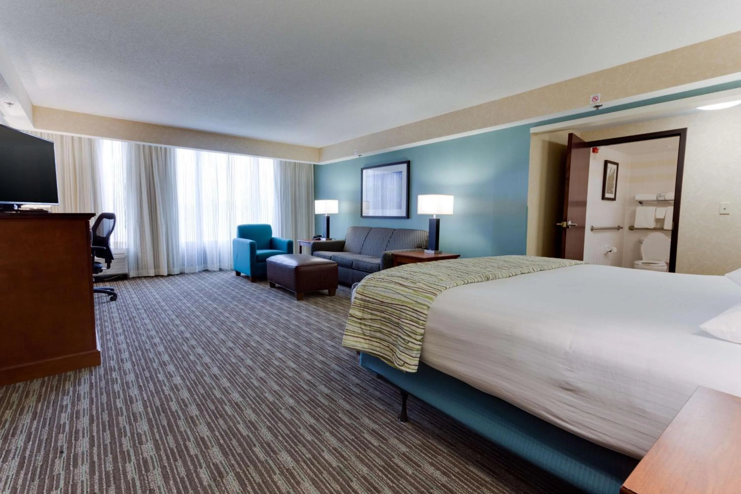 Photo of the whole room, Bed in Drury Inn & Suites Birmingham Grandview