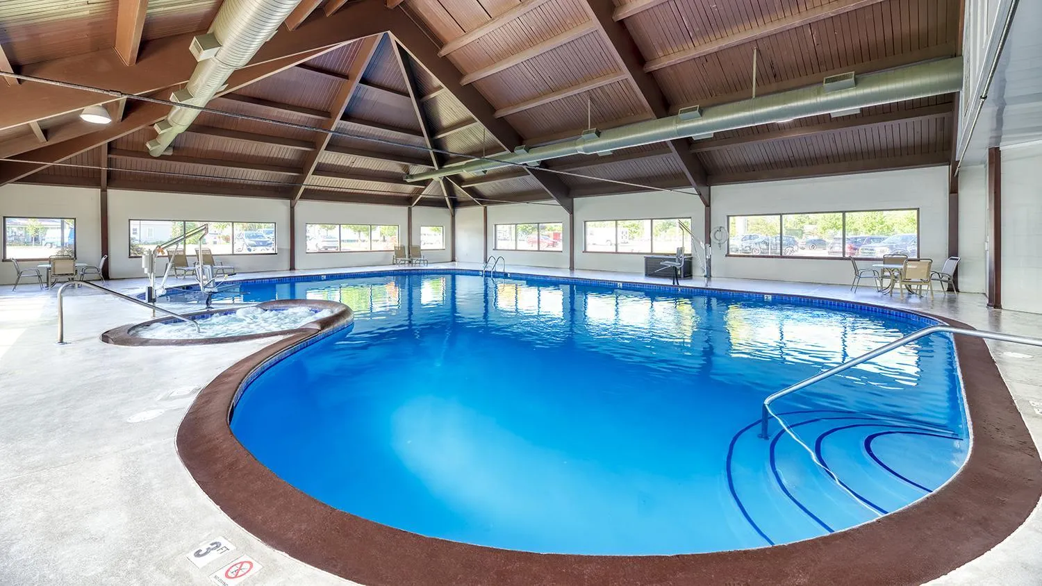 Swimming pool in DoubleTree by Hilton Port Huron