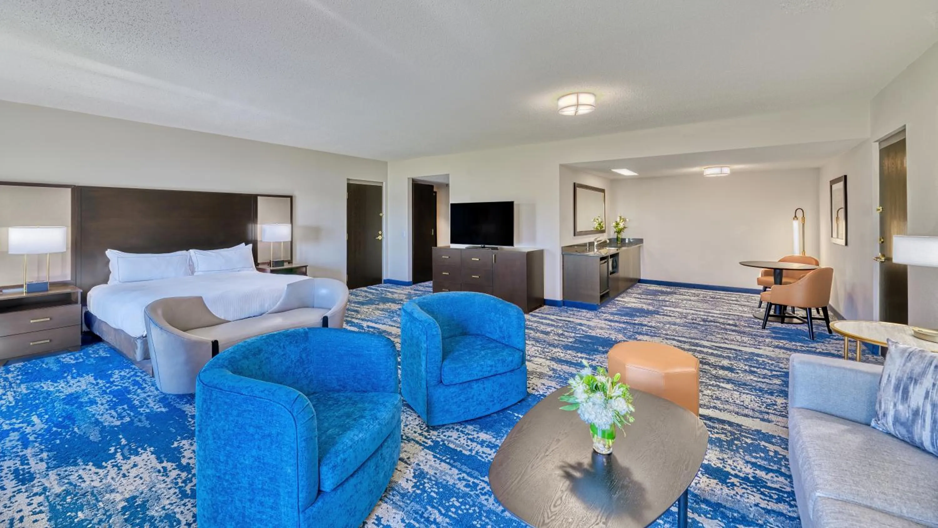 Kitchen or kitchenette, Bed in DoubleTree by Hilton Port Huron