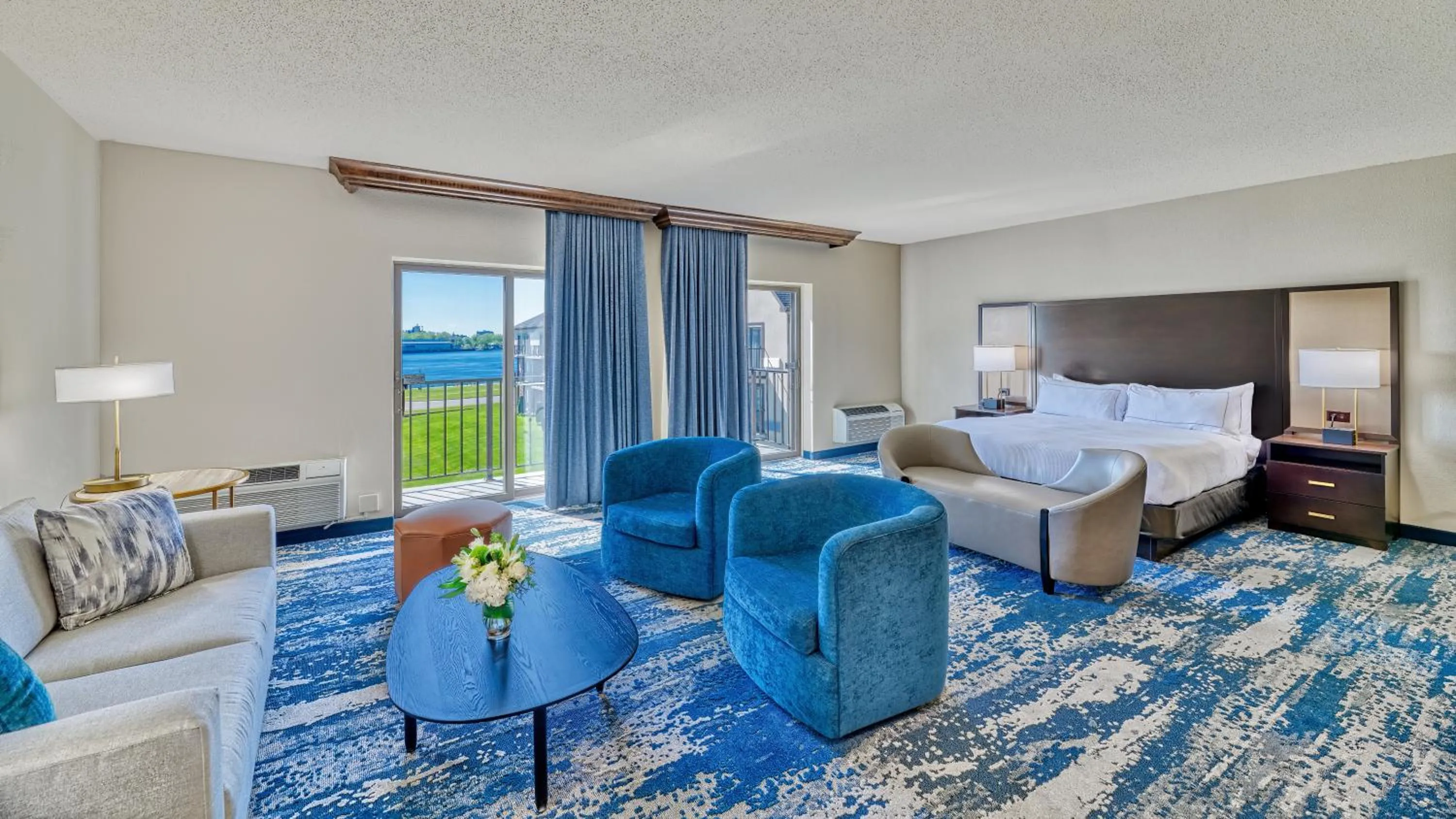 Living room, Bed in DoubleTree by Hilton Port Huron