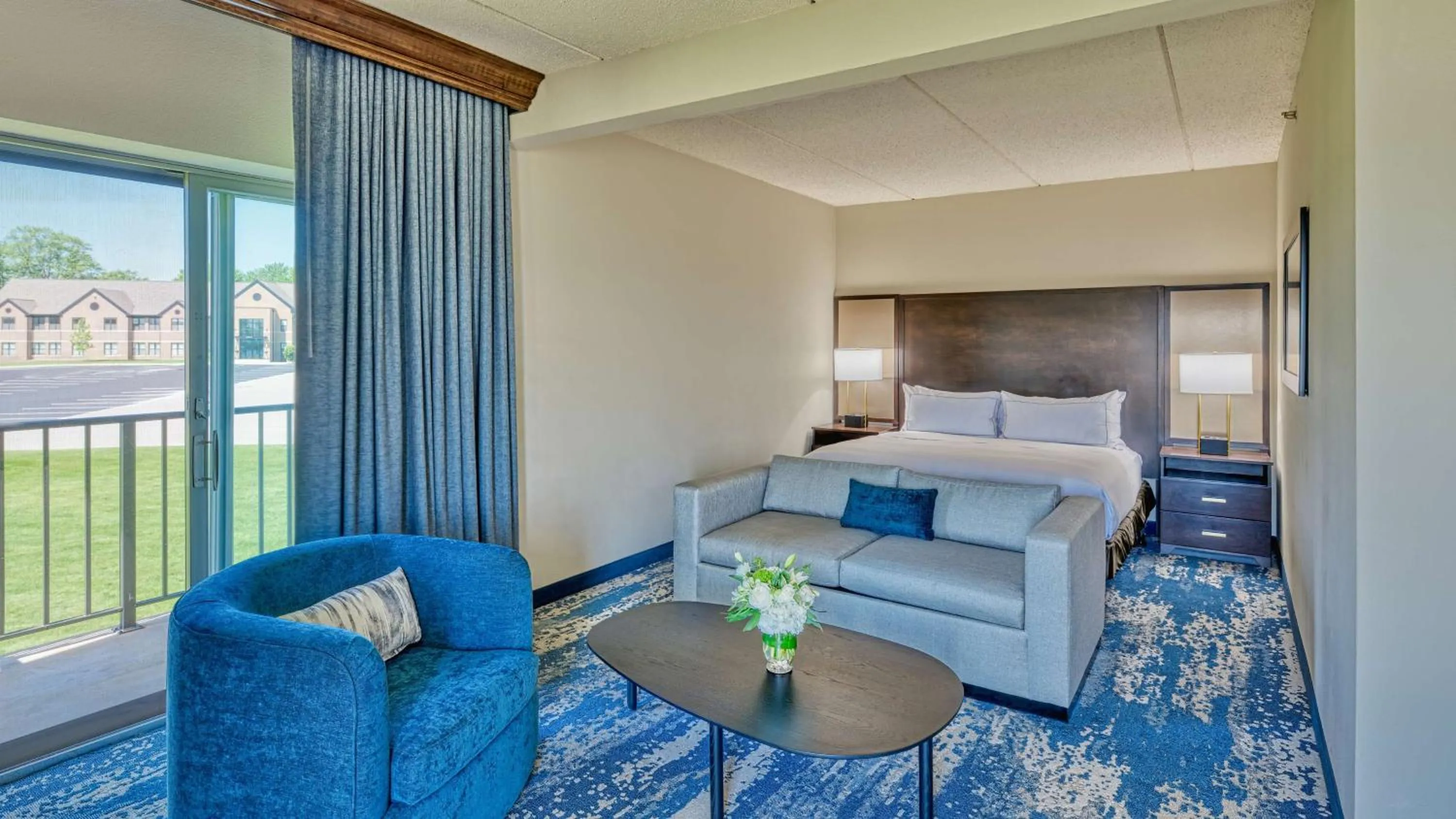 Living room in DoubleTree by Hilton Port Huron