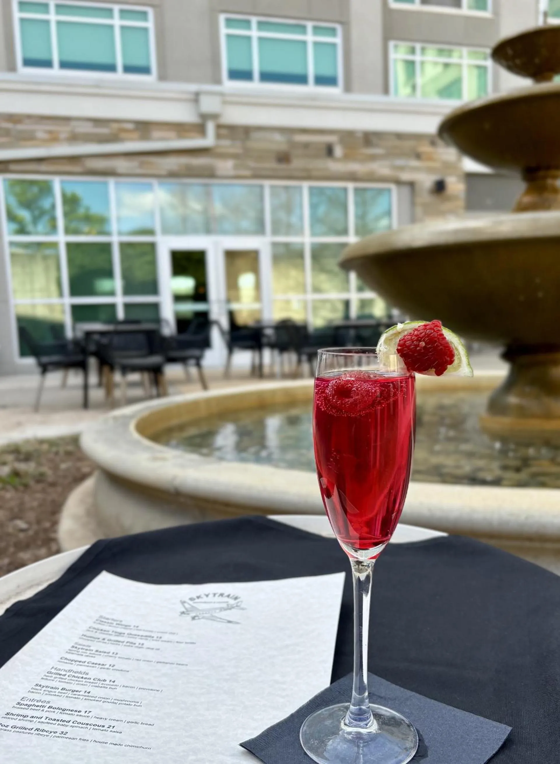 Lounge or bar in Delta Hotels by Marriott Midwest City at the Reed Conference Center