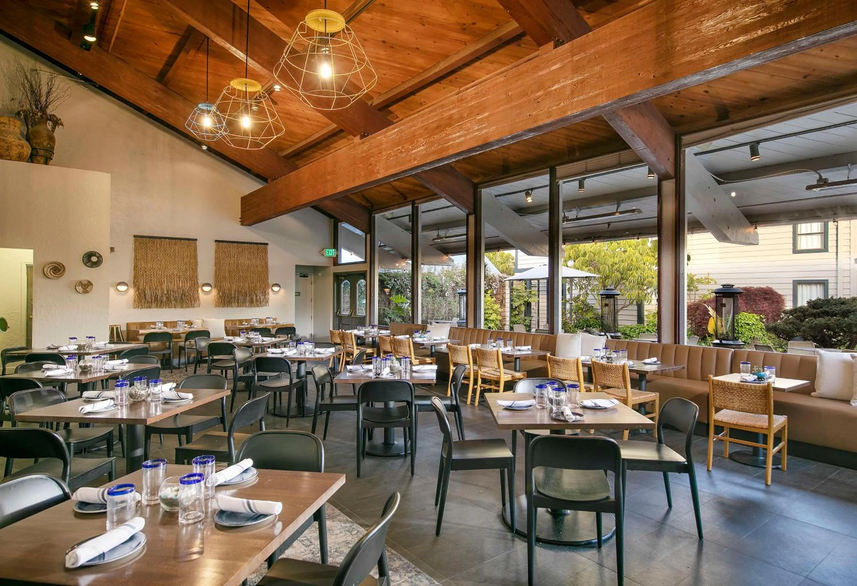 Lounge or bar in Seacliff Inn Aptos, Tapestry Collection by Hilton