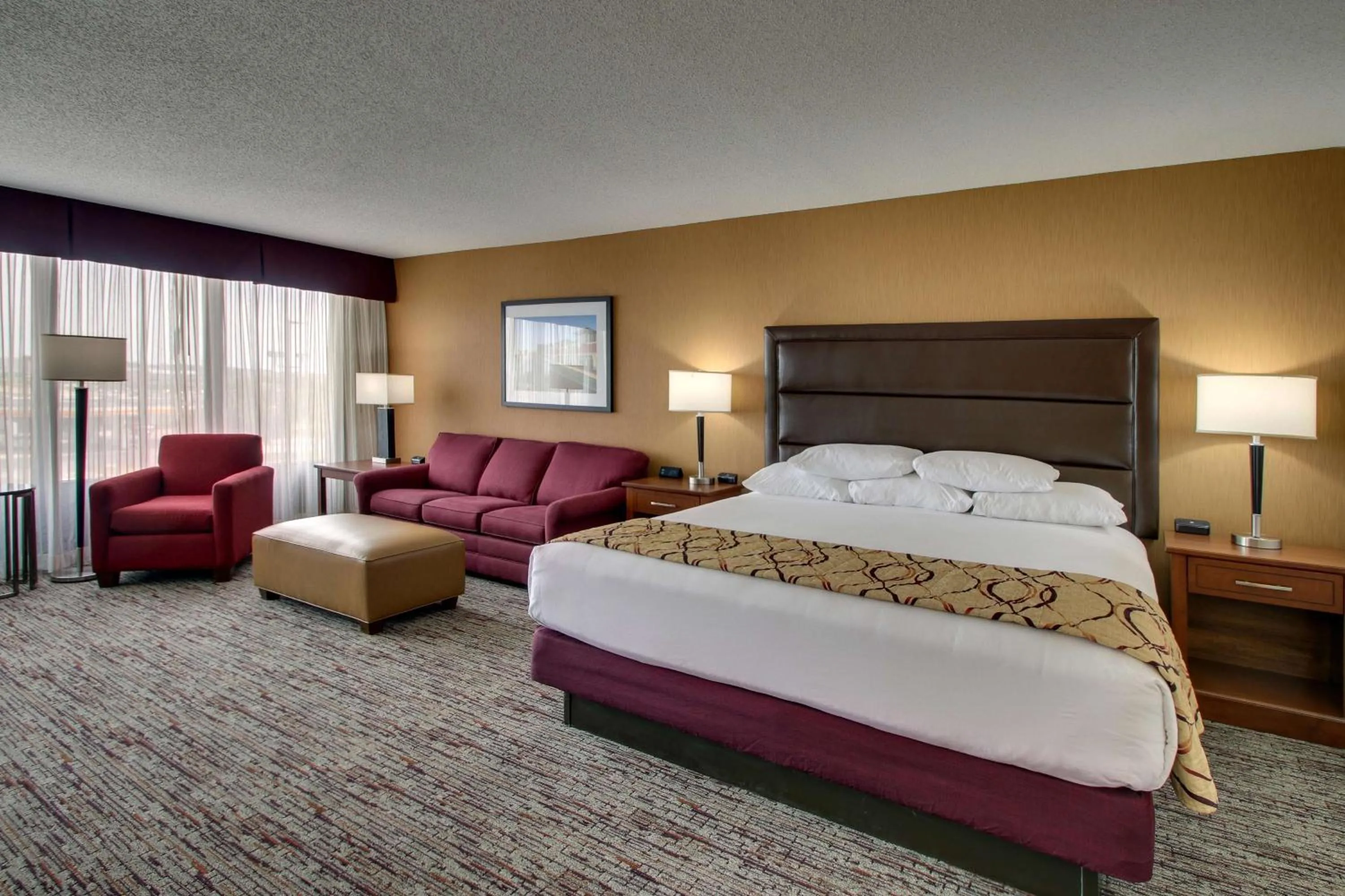 Photo of the whole room, Bed in Drury Inn & Suites Evansville East