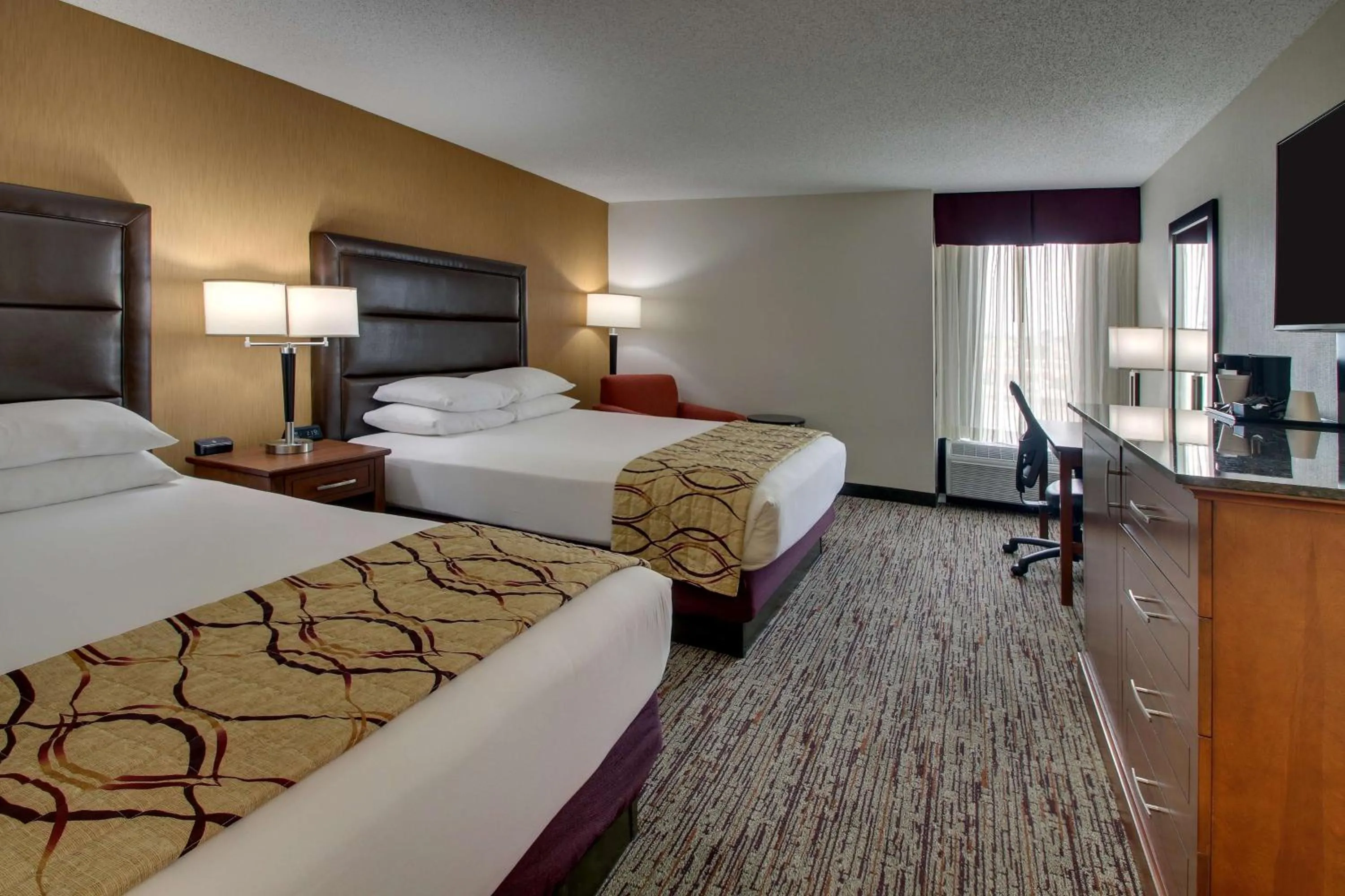 Photo of the whole room, Bed in Drury Inn & Suites Evansville East