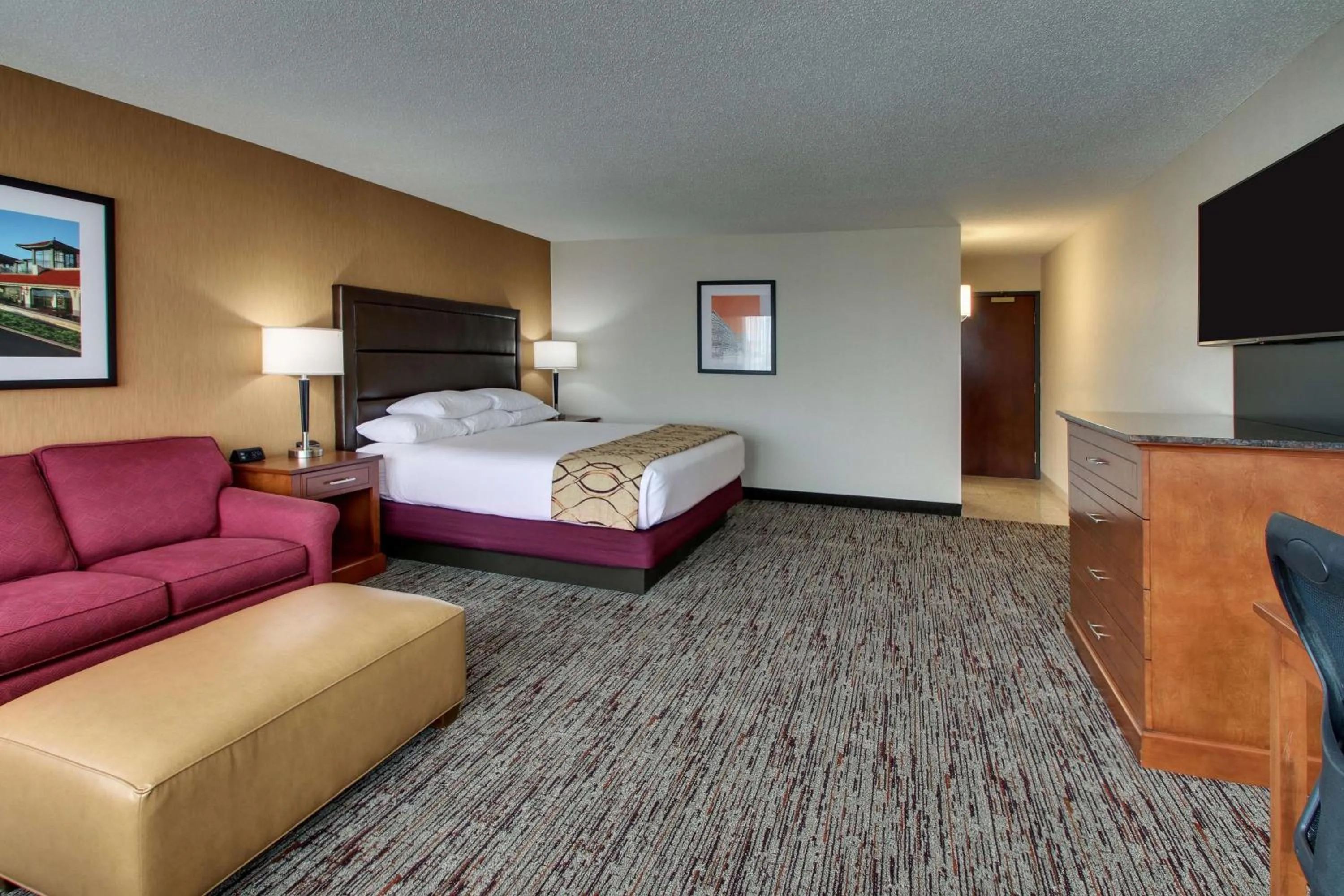 Photo of the whole room, Bed in Drury Inn & Suites Evansville East