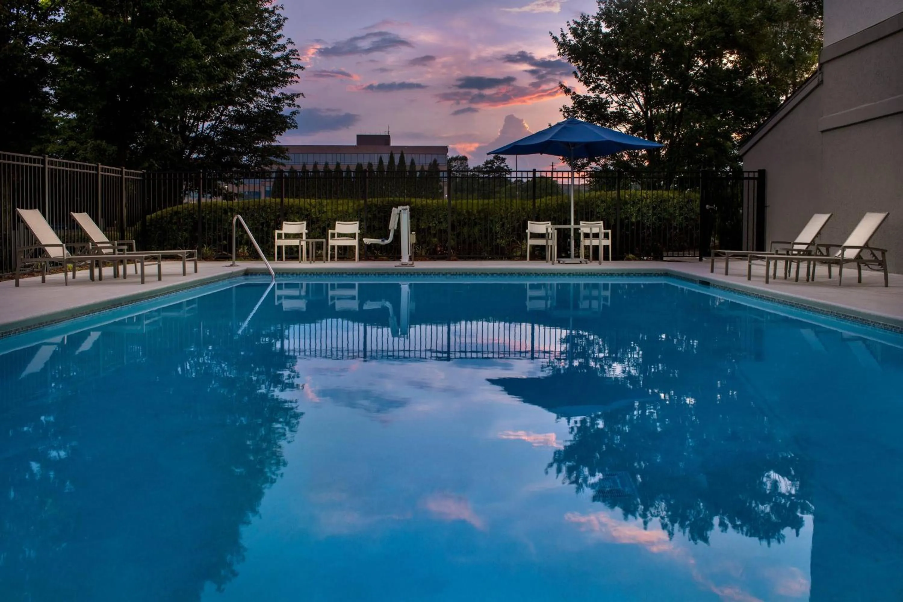 Swimming pool in SpringHill Suites by Marriott Atlanta Perimeter Center