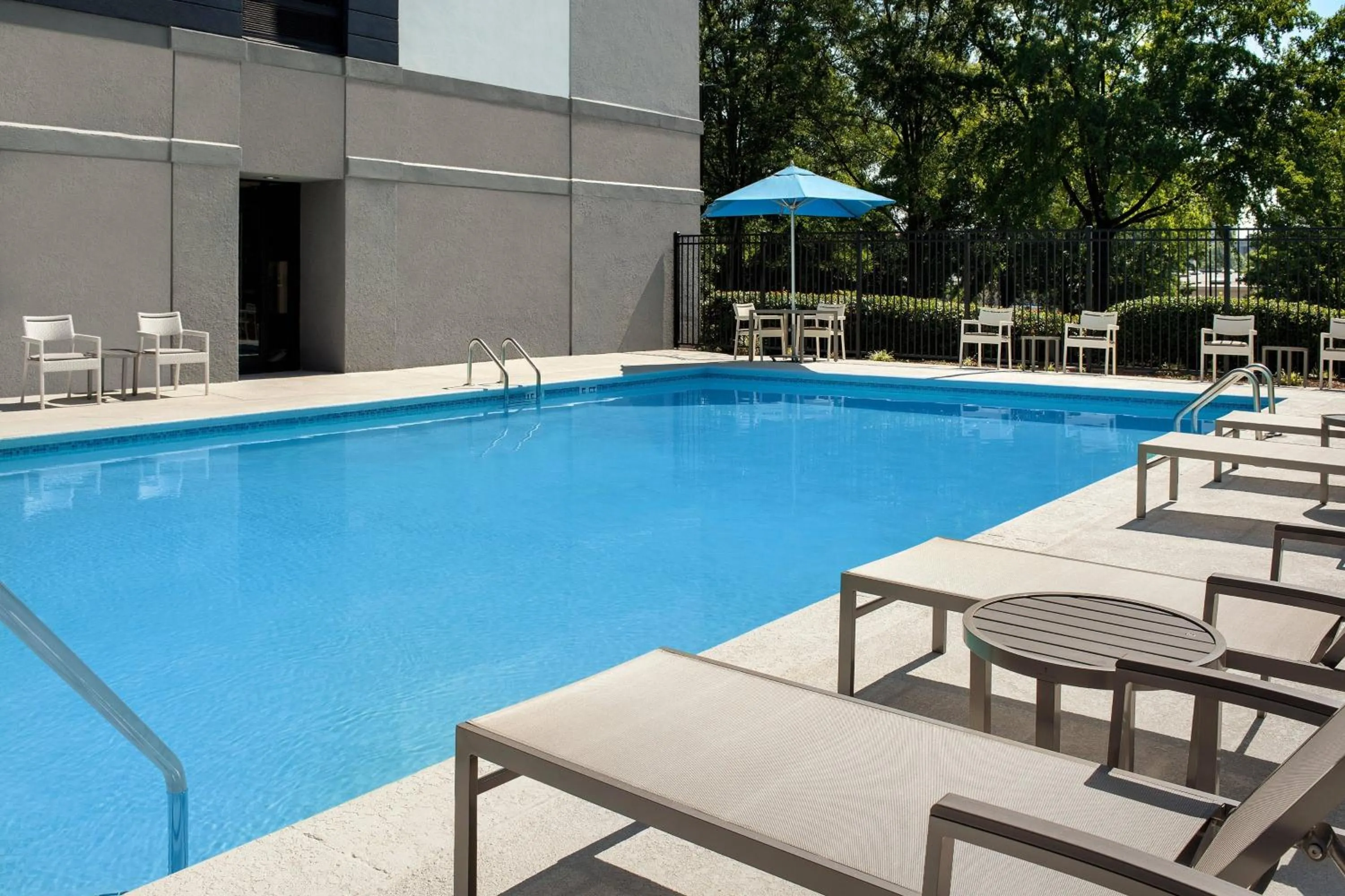 Swimming pool in SpringHill Suites by Marriott Atlanta Perimeter Center