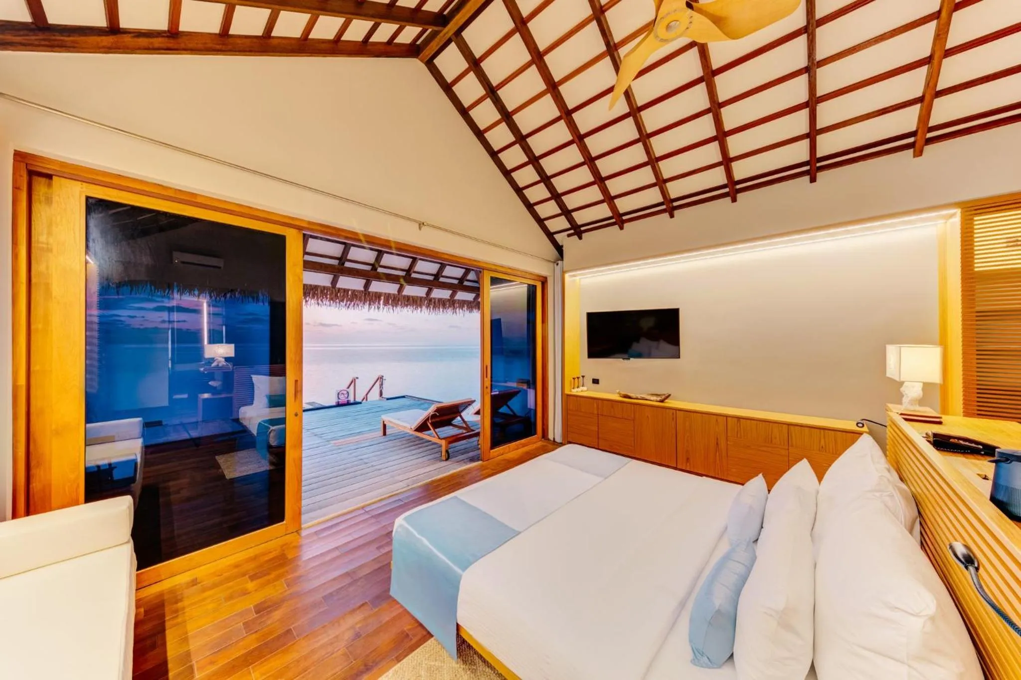 Photo of the whole room, Bed in Cinnamon Velifushi Maldives