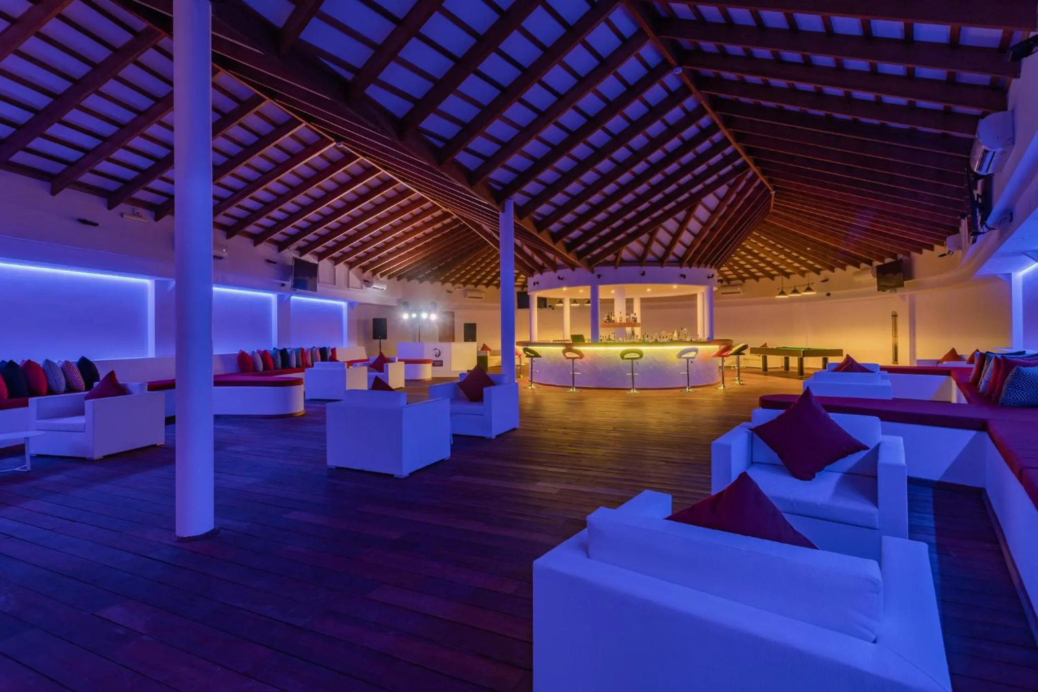 Lounge or bar in Cinnamon Velifushi Maldives