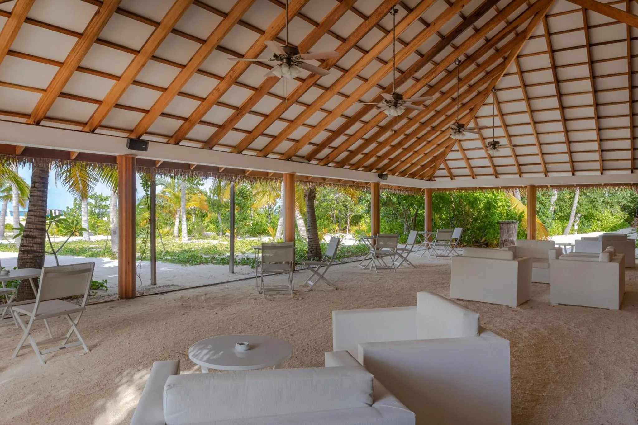 Food and drinks in Cinnamon Velifushi Maldives