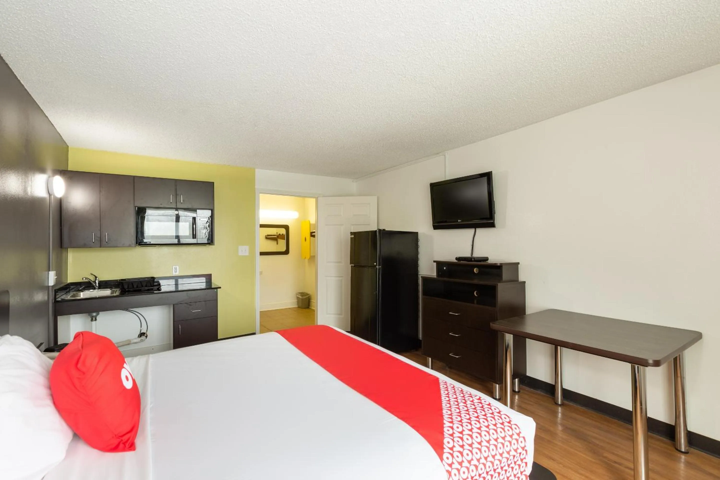 Bedroom in Travelodge by Wyndham Baton Rouge East