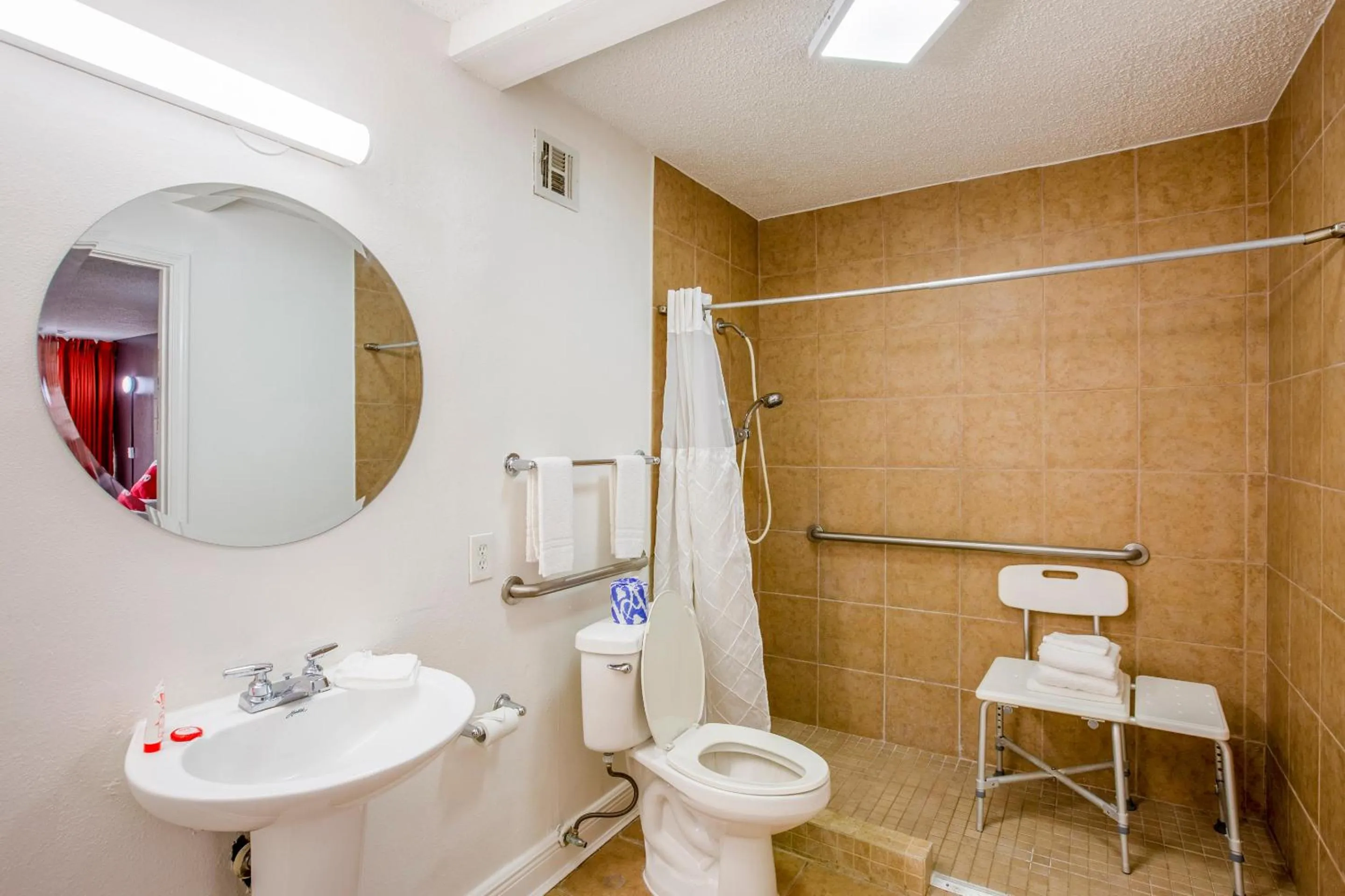 Bathroom in Travelodge by Wyndham Baton Rouge East