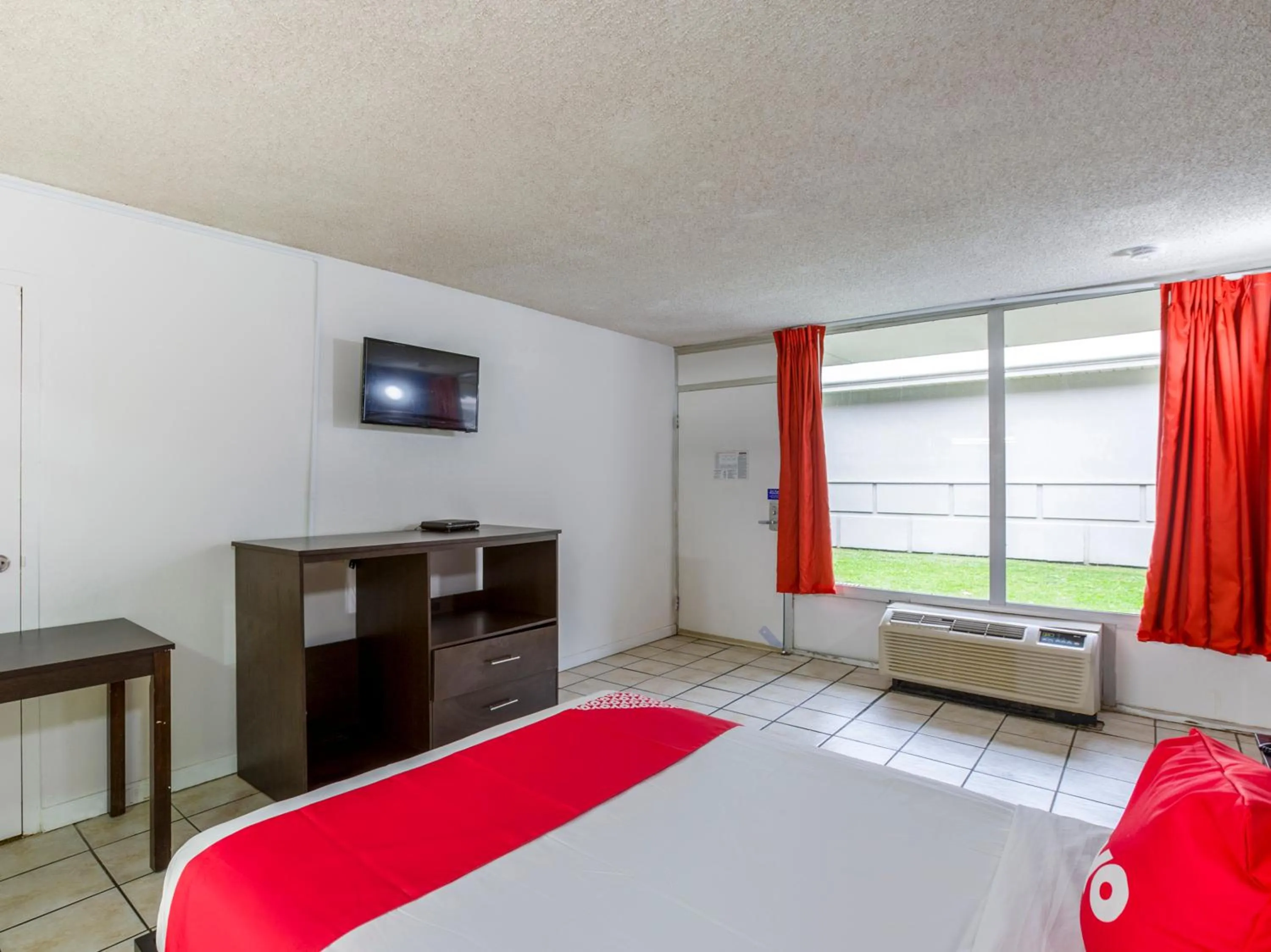 TV and multimedia in Travelodge by Wyndham Baton Rouge East