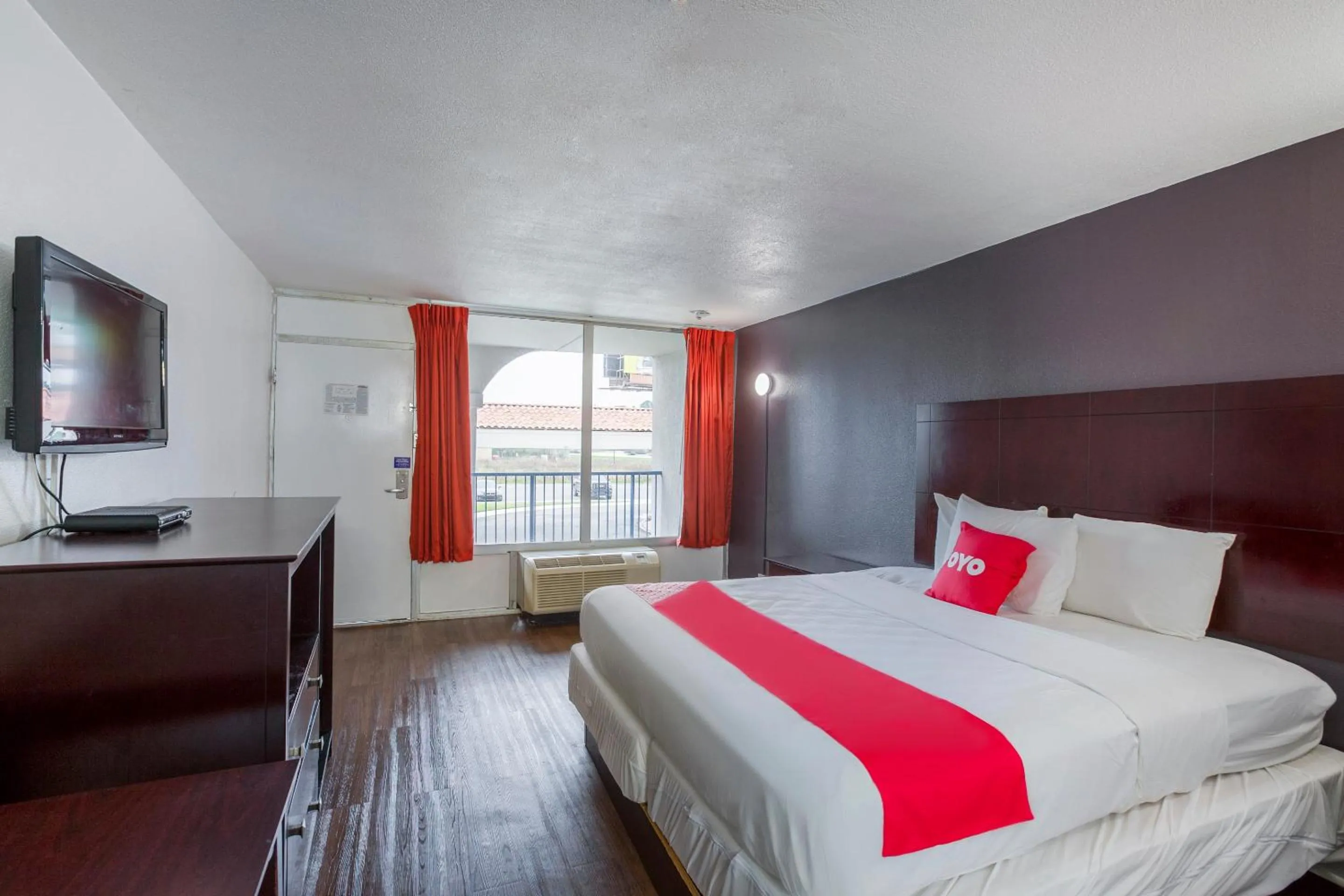 Bedroom in Travelodge by Wyndham Baton Rouge East