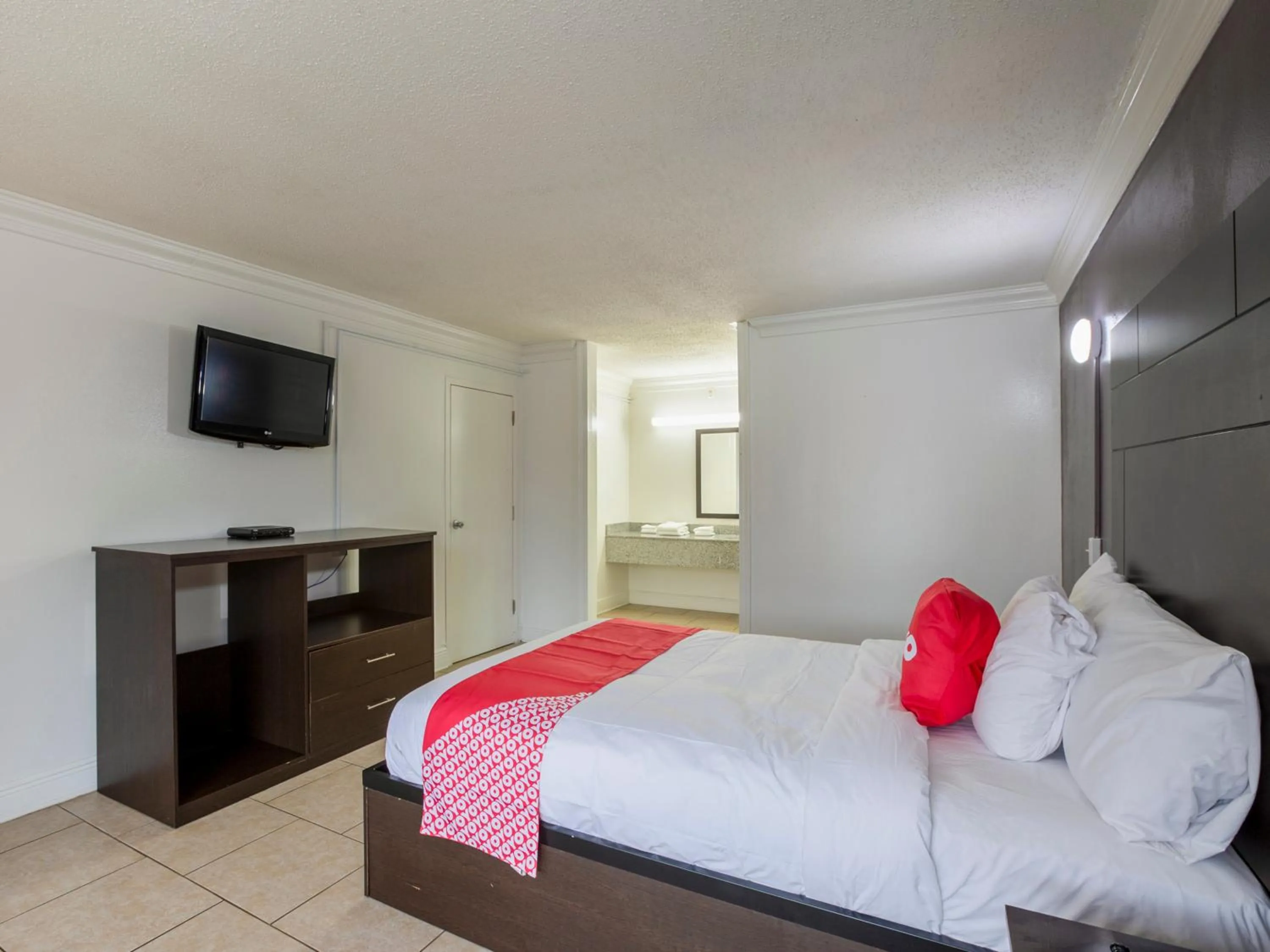 TV and multimedia in Travelodge by Wyndham Baton Rouge East