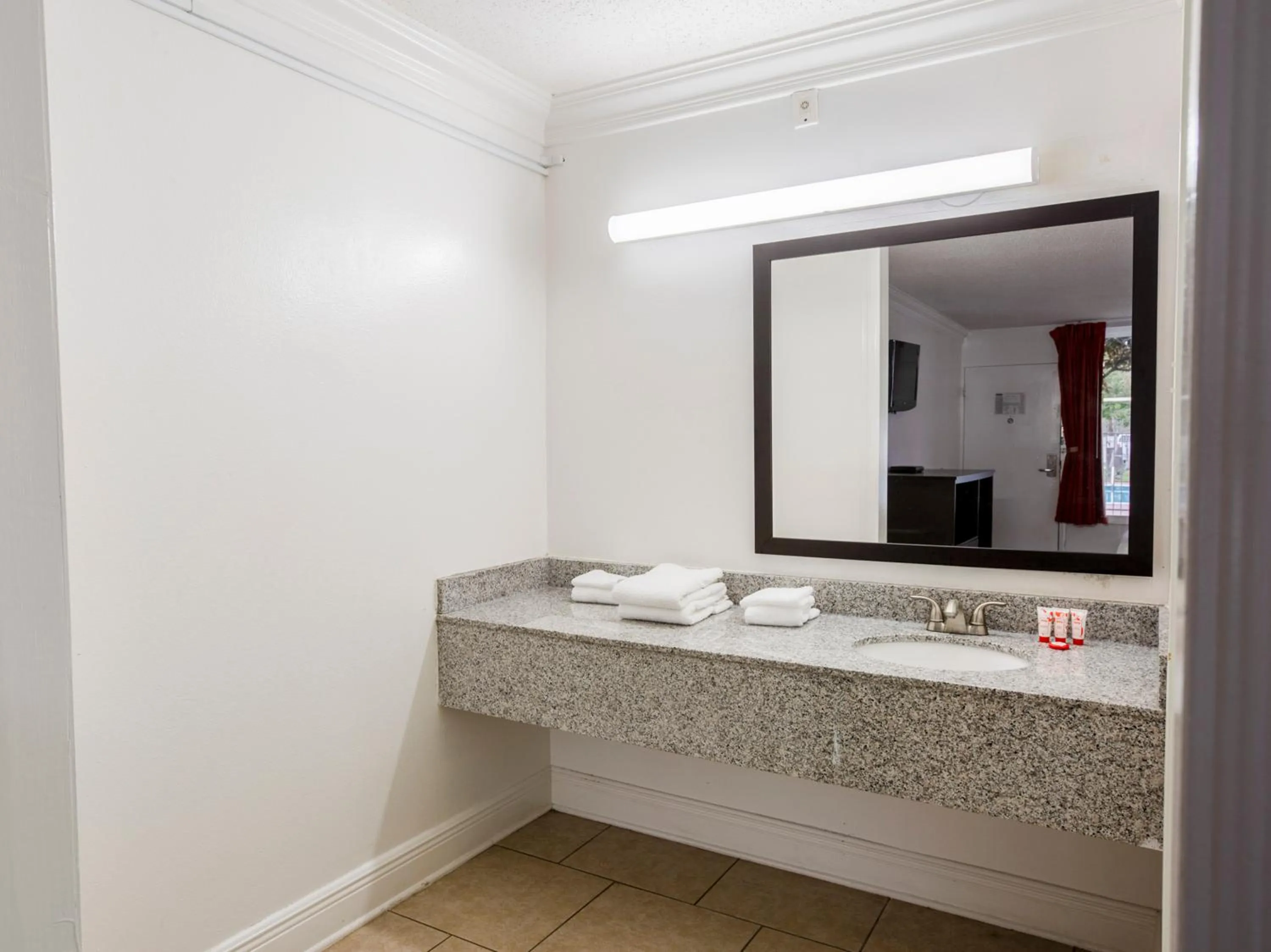 Bathroom in Travelodge by Wyndham Baton Rouge East