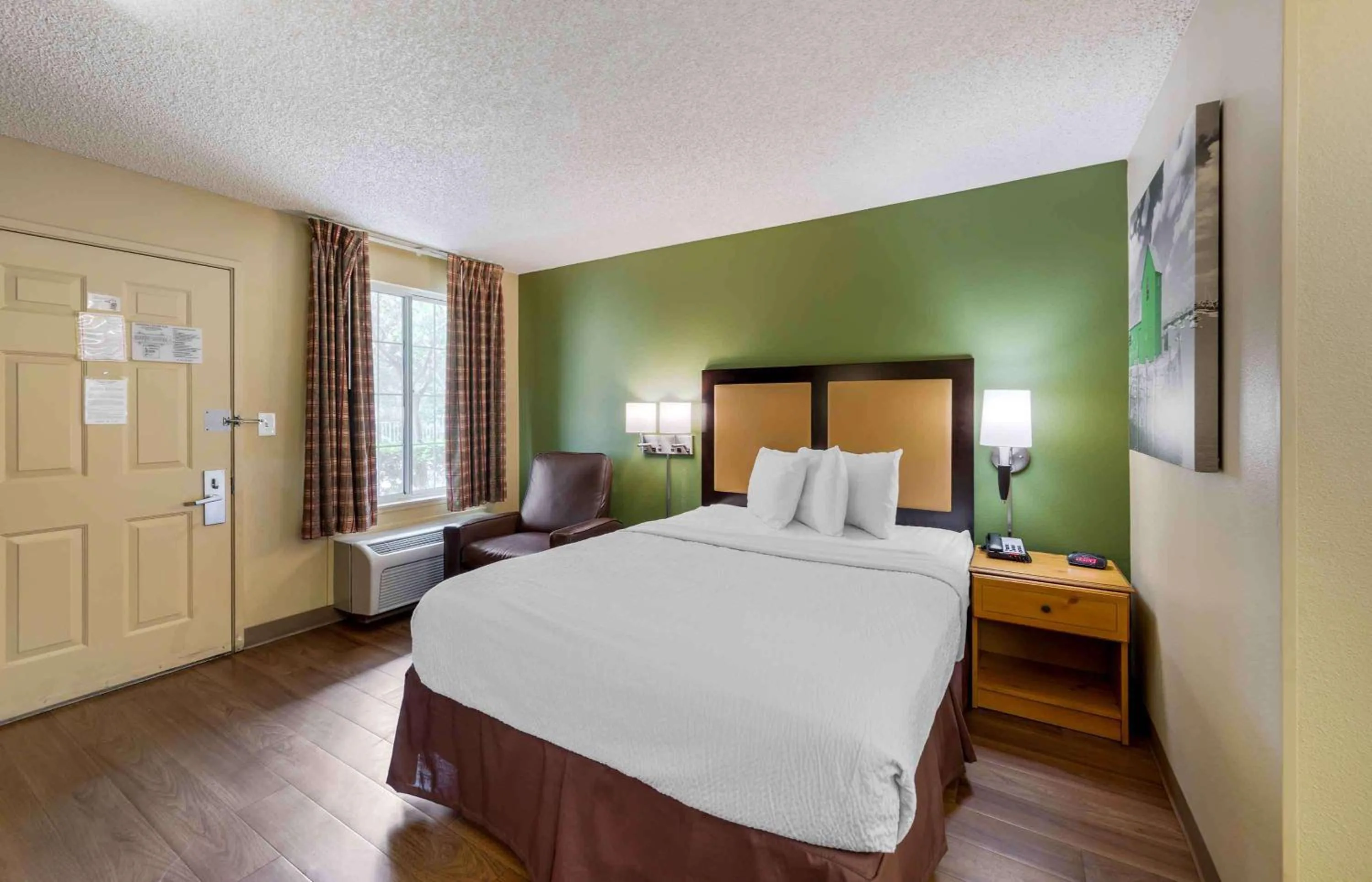 Bedroom, Bed in Extended Stay America Suites - Los Angeles - LAX Airport - El Segundo
