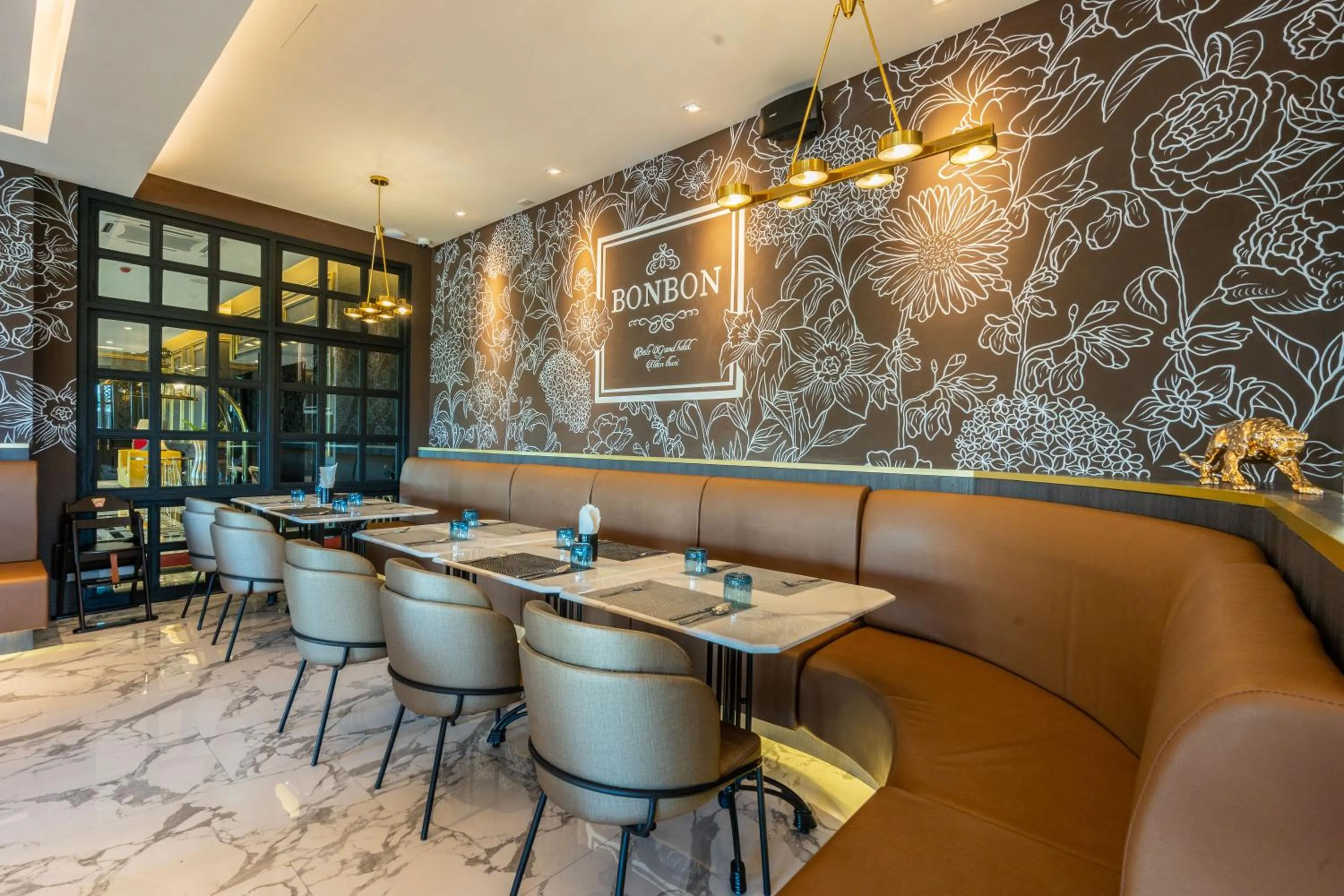 Restaurant/places to eat in Belle Grand Hotel