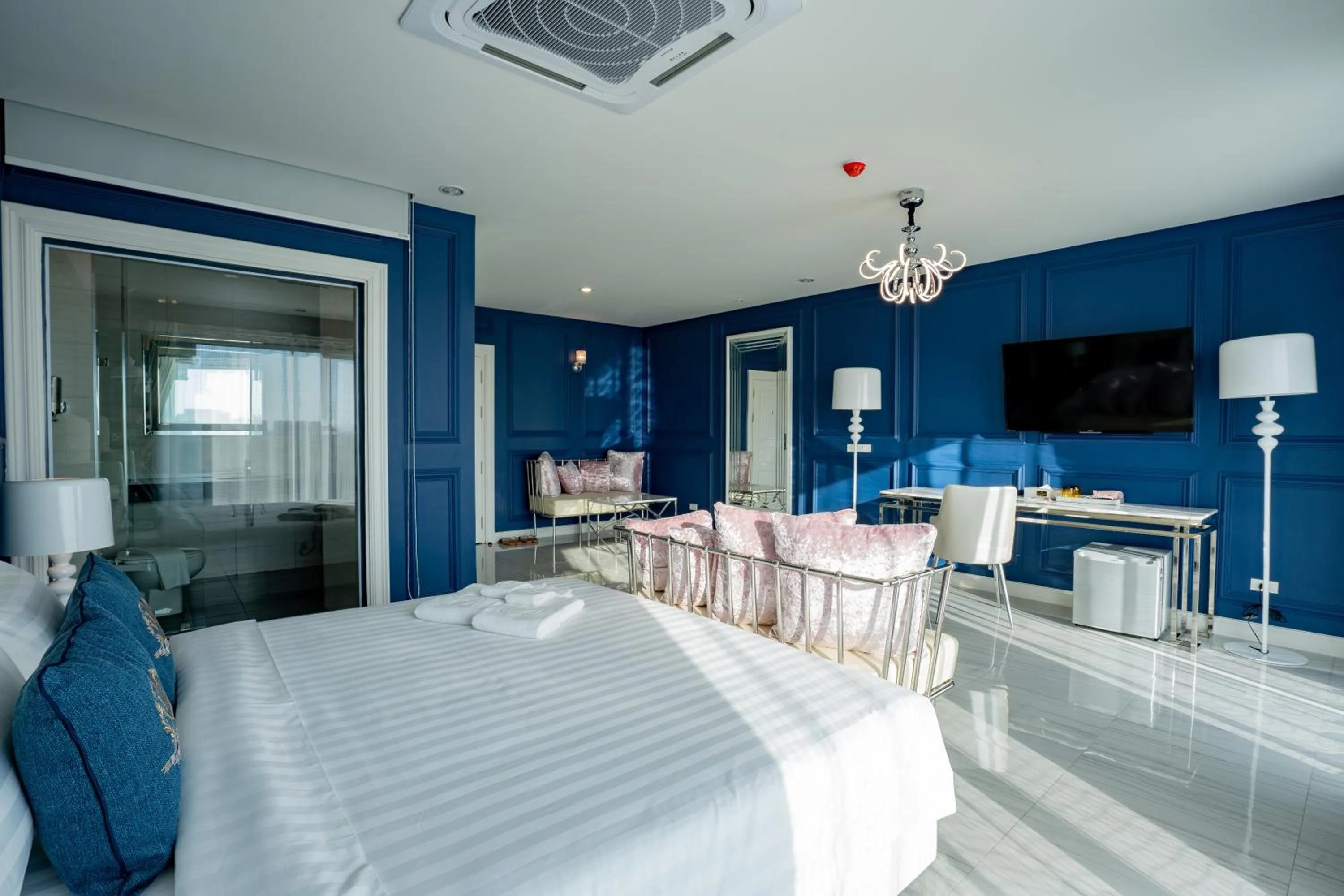 Bedroom, Bed in Belle Grand Hotel