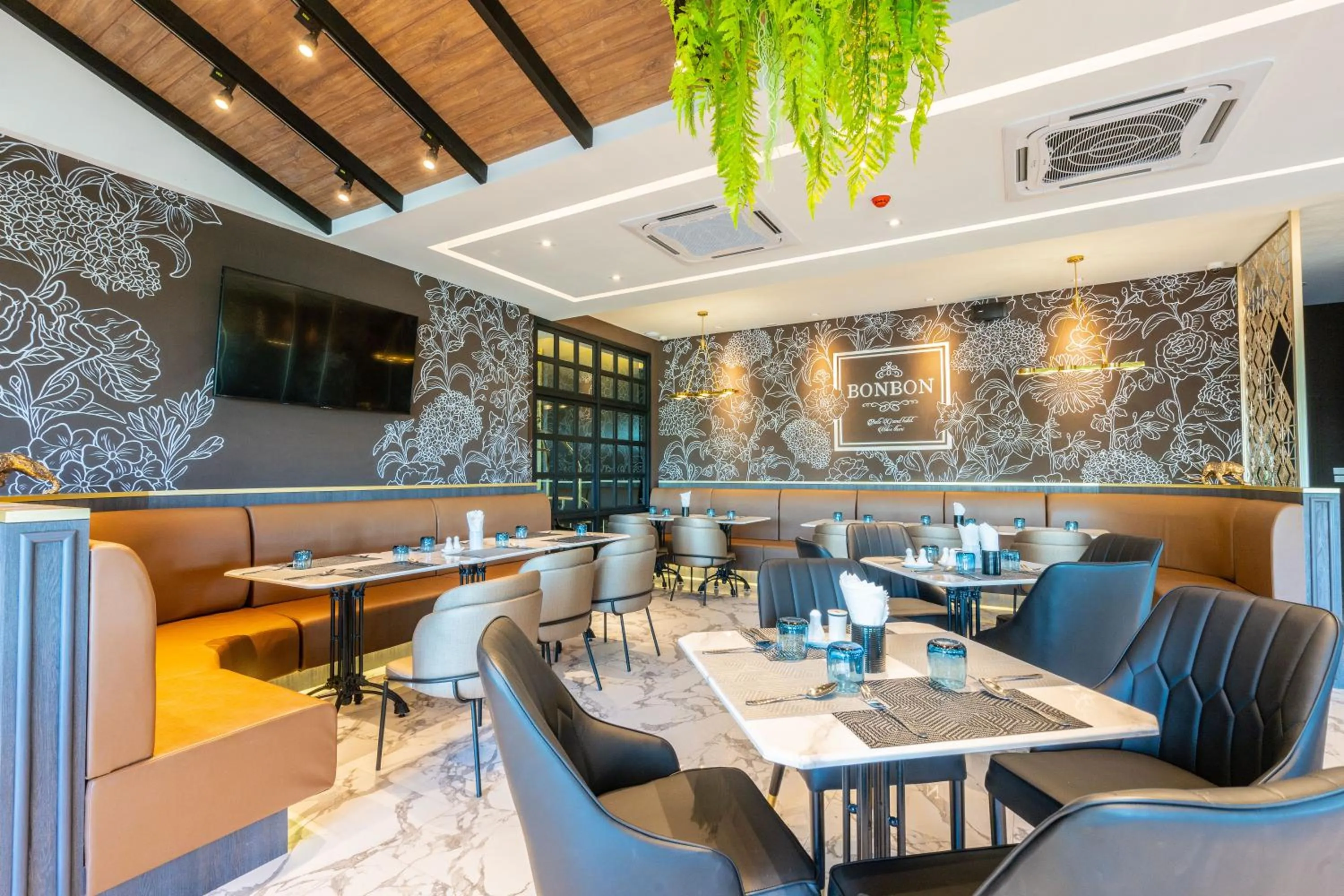 Restaurant/places to eat in Belle Grand Hotel