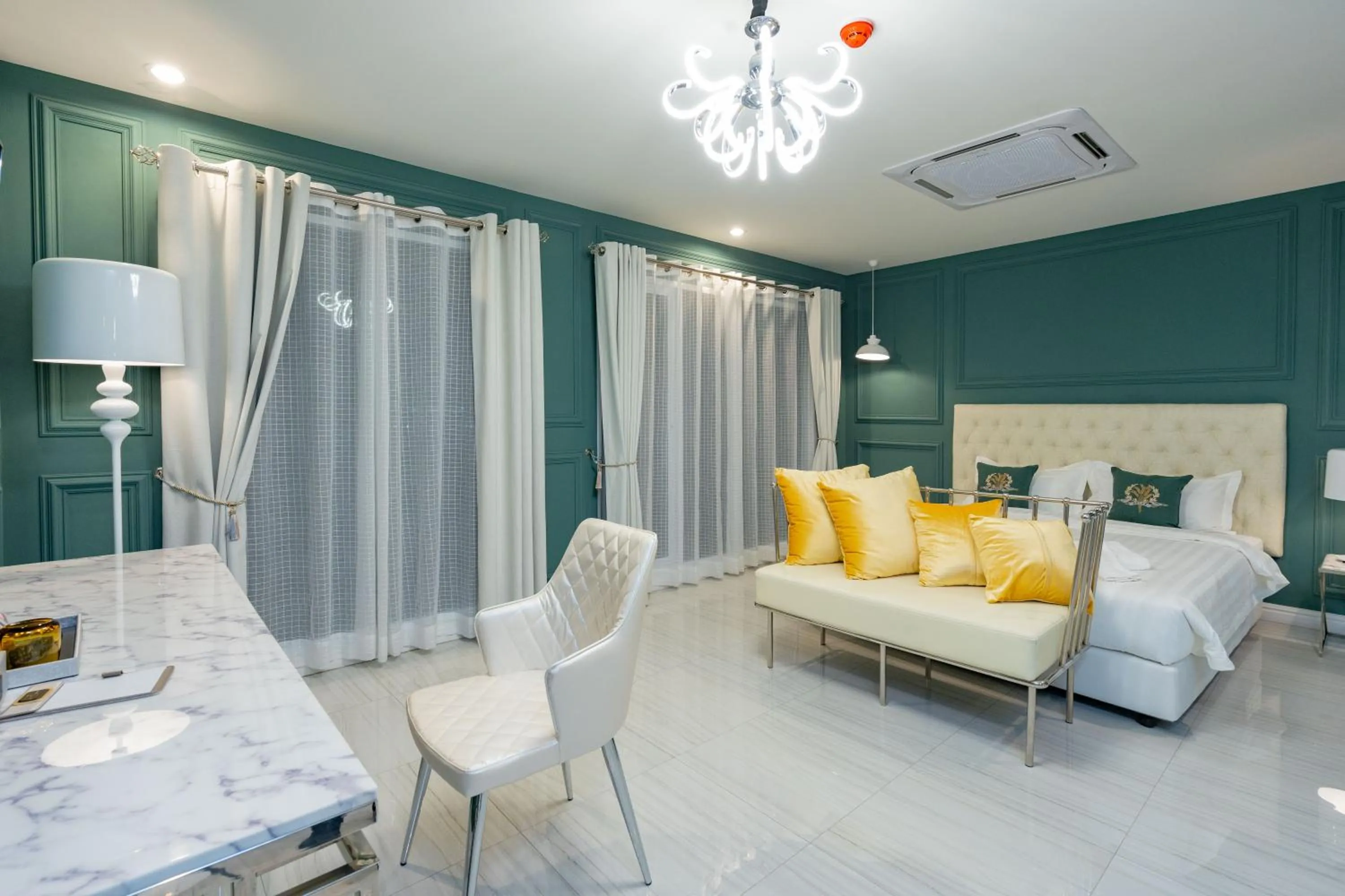 Living room, Bed in Belle Grand Hotel