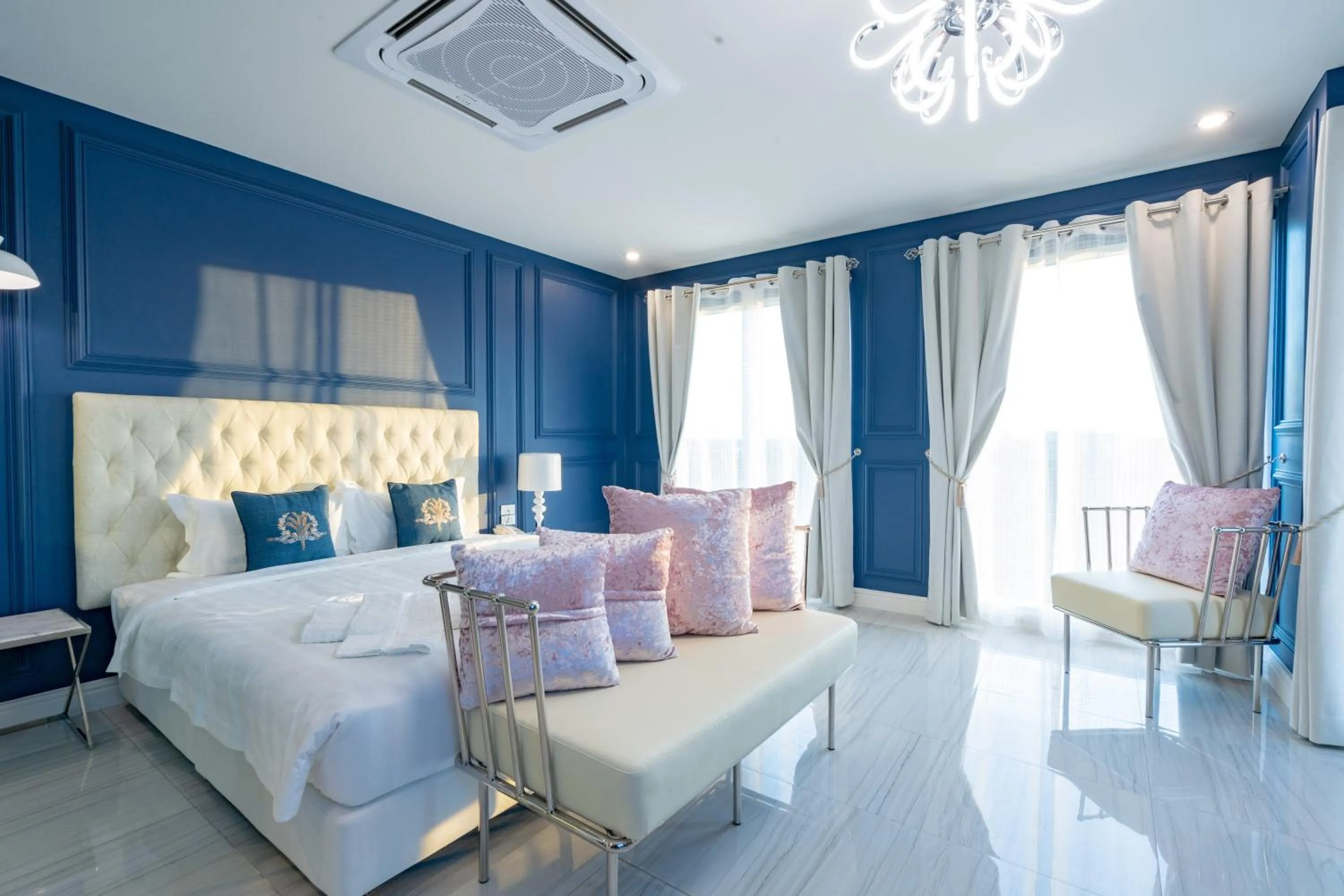 Living room, Bed in Belle Grand Hotel