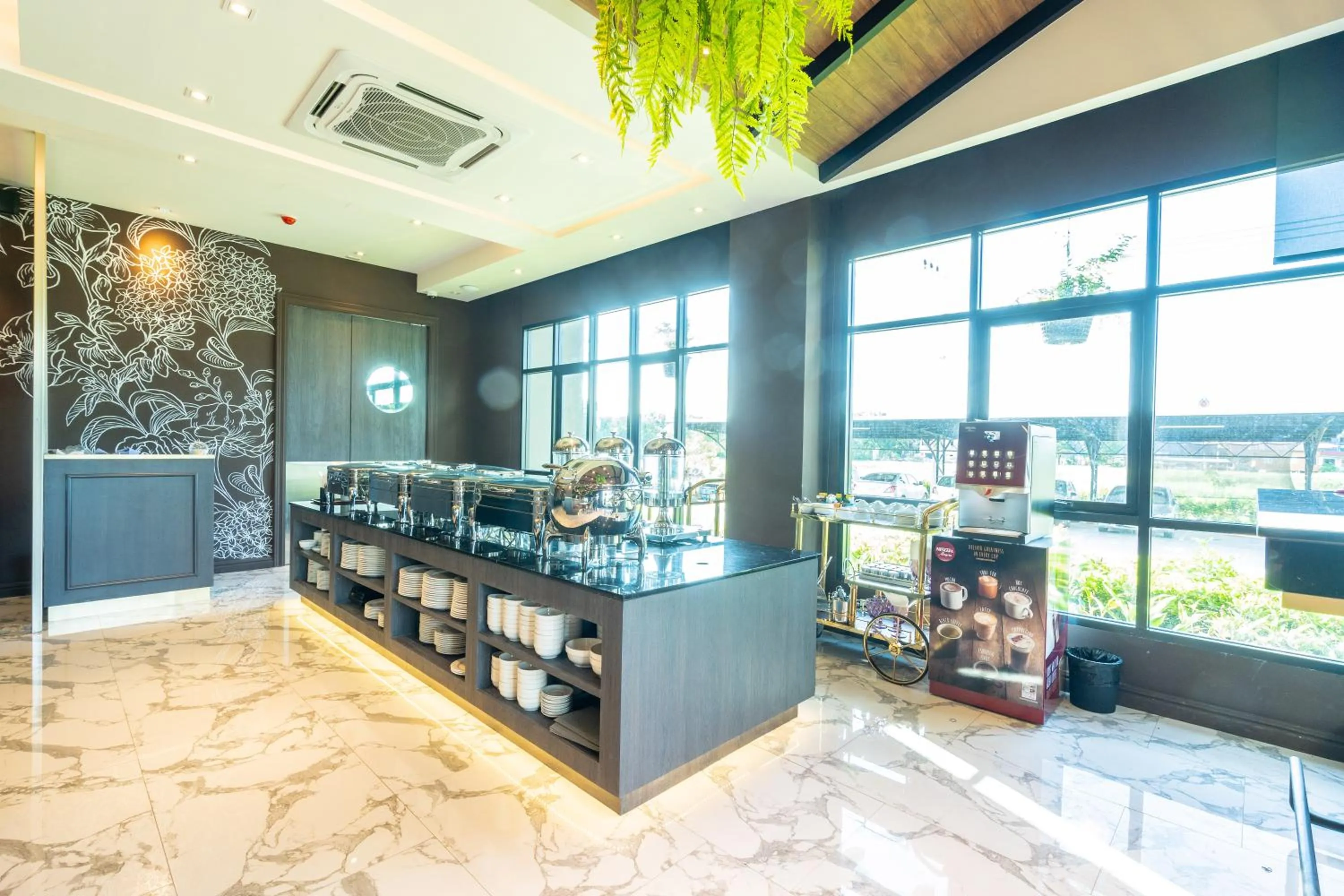 Restaurant/places to eat in Belle Grand Hotel