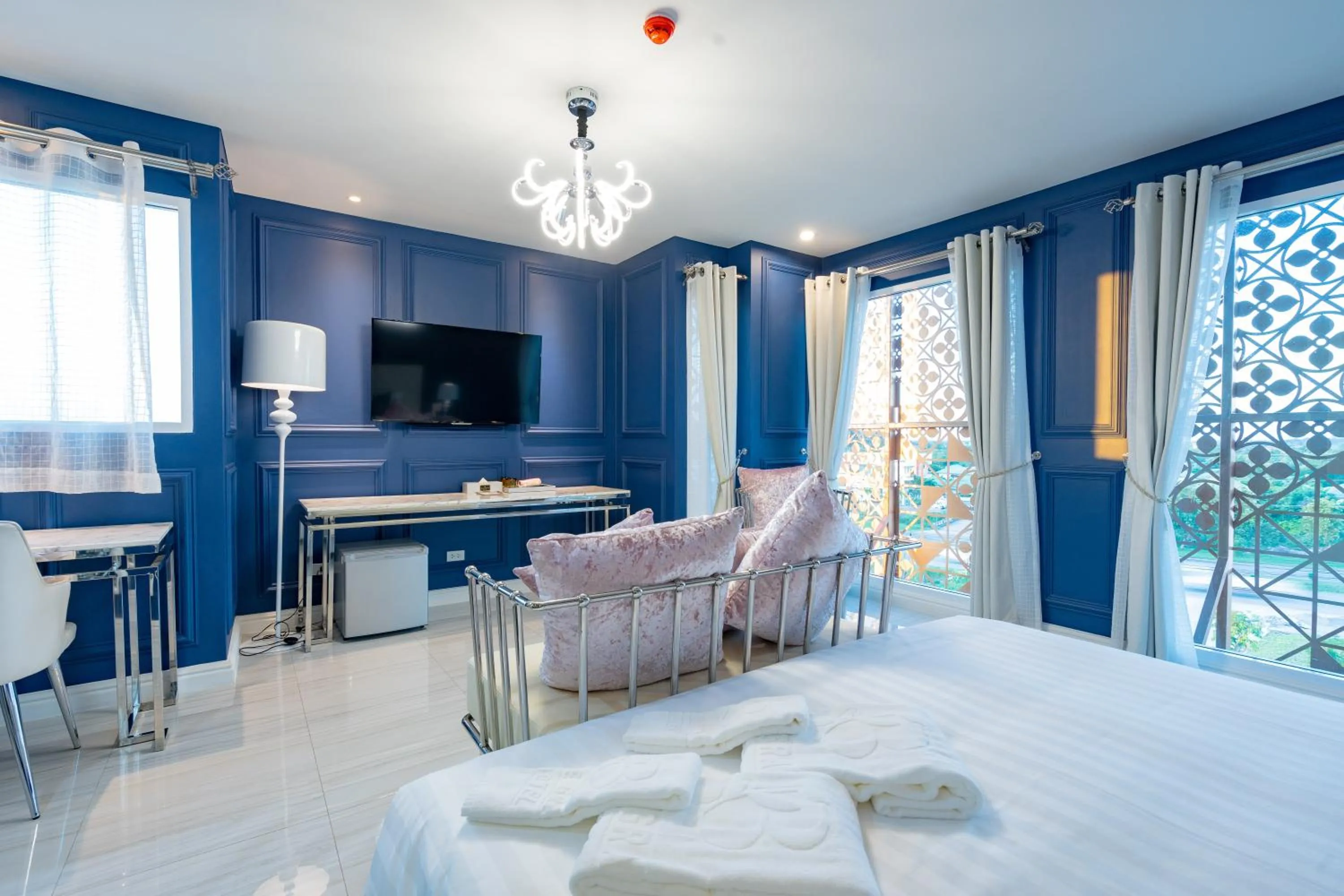 Living room, Bed in Belle Grand Hotel