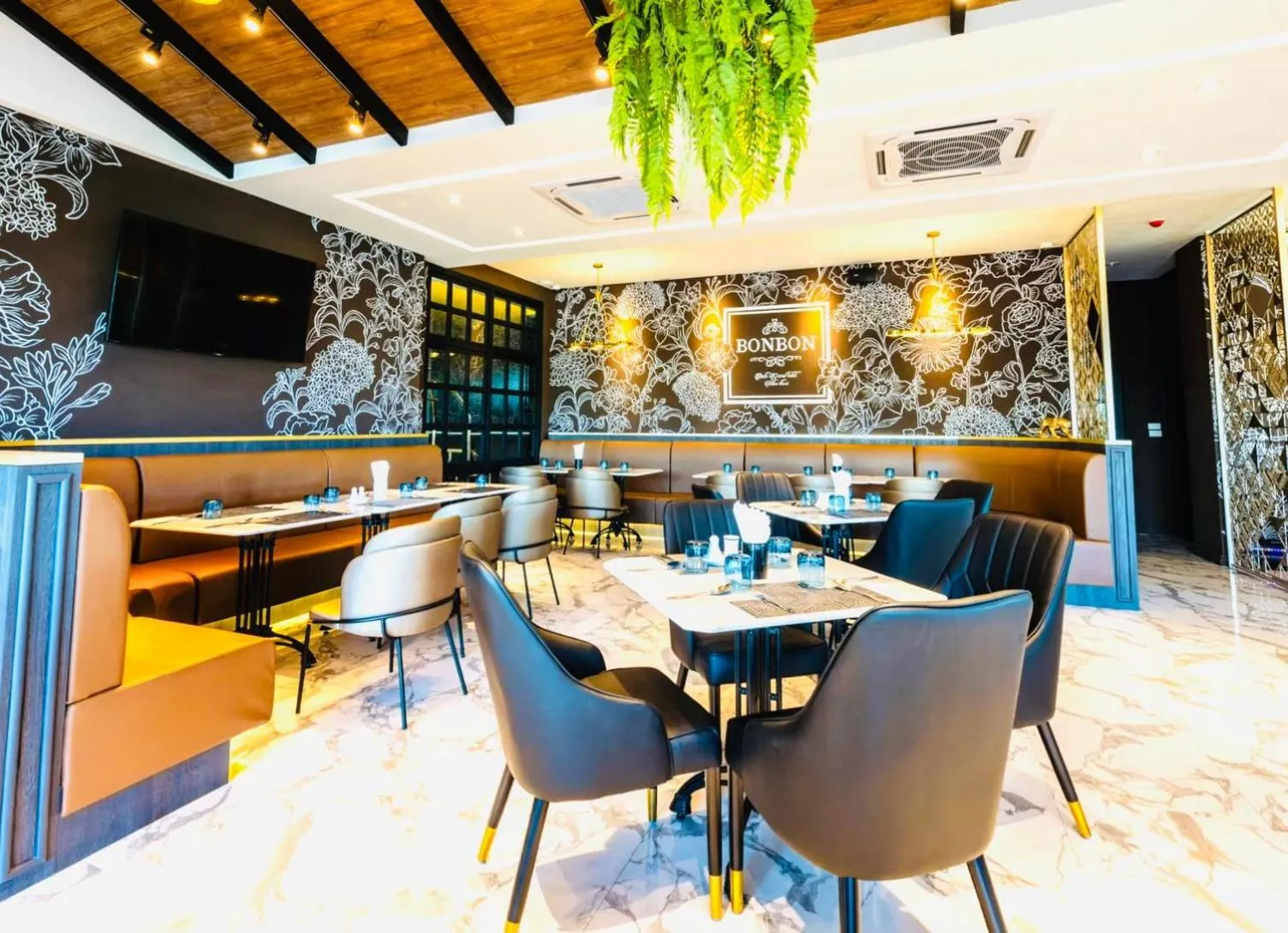 Restaurant/places to eat in Belle Grand Hotel