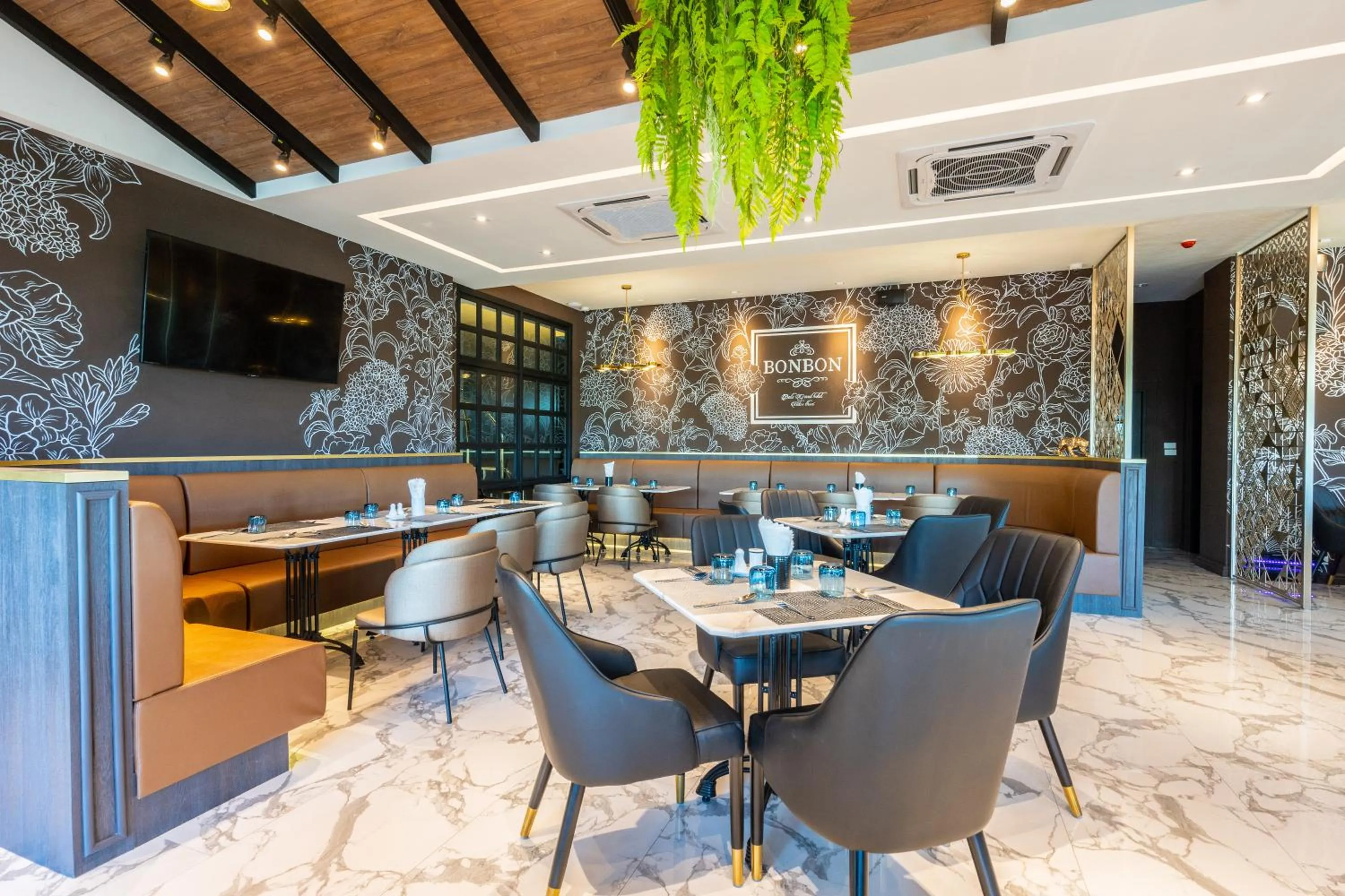 Restaurant/places to eat in Belle Grand Hotel