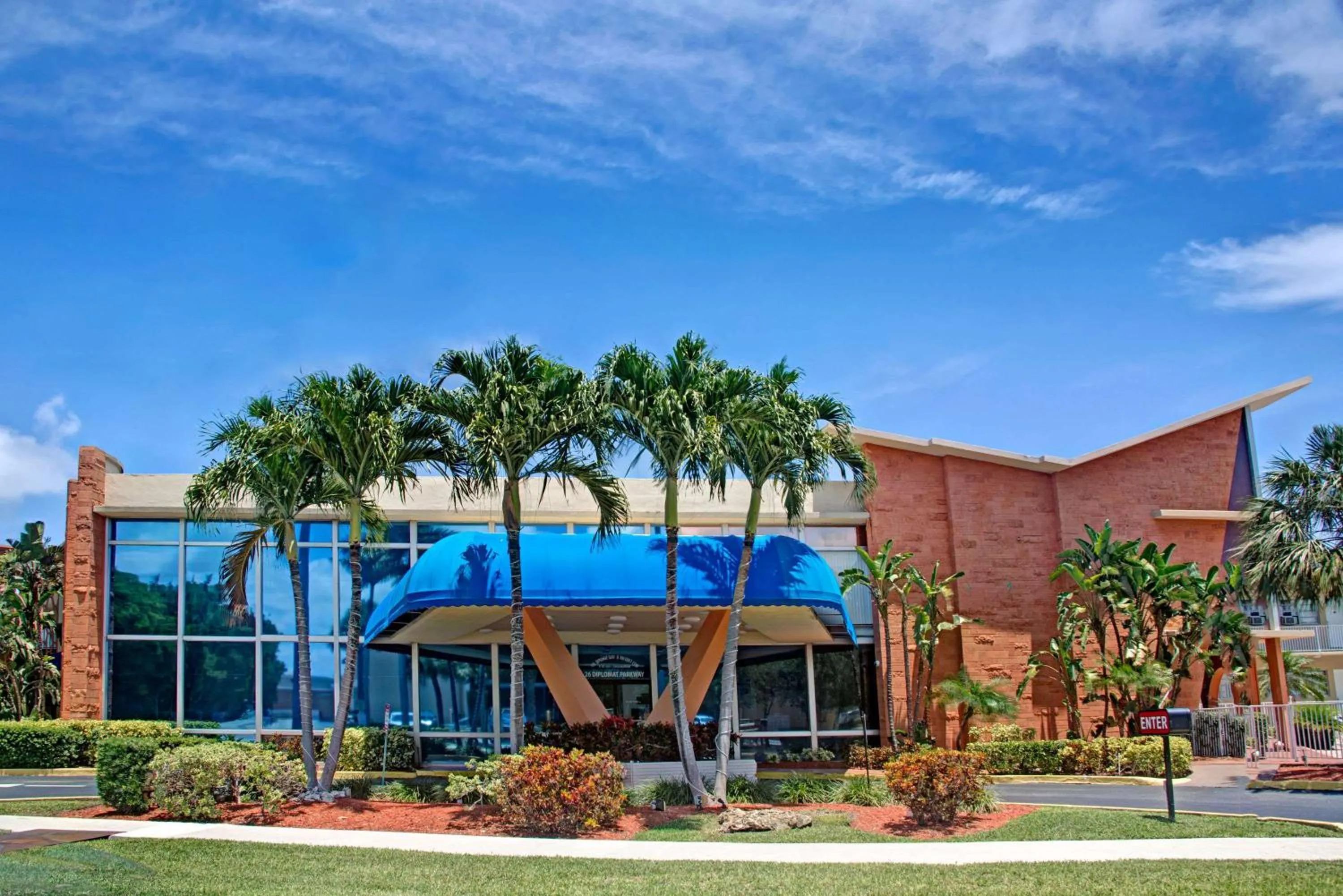 Property building in Knights Inn Hallandale
