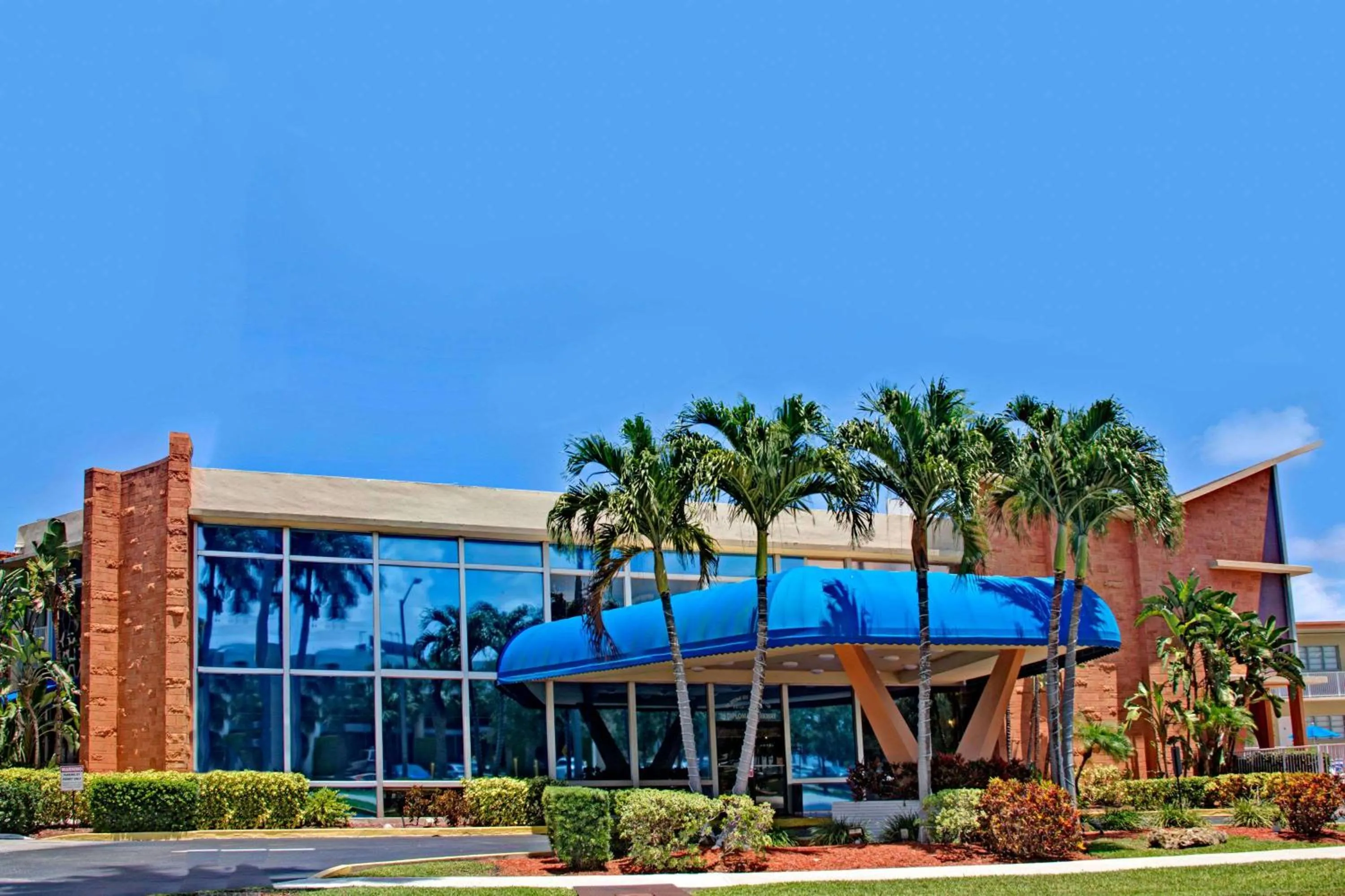 Property building in Knights Inn Hallandale