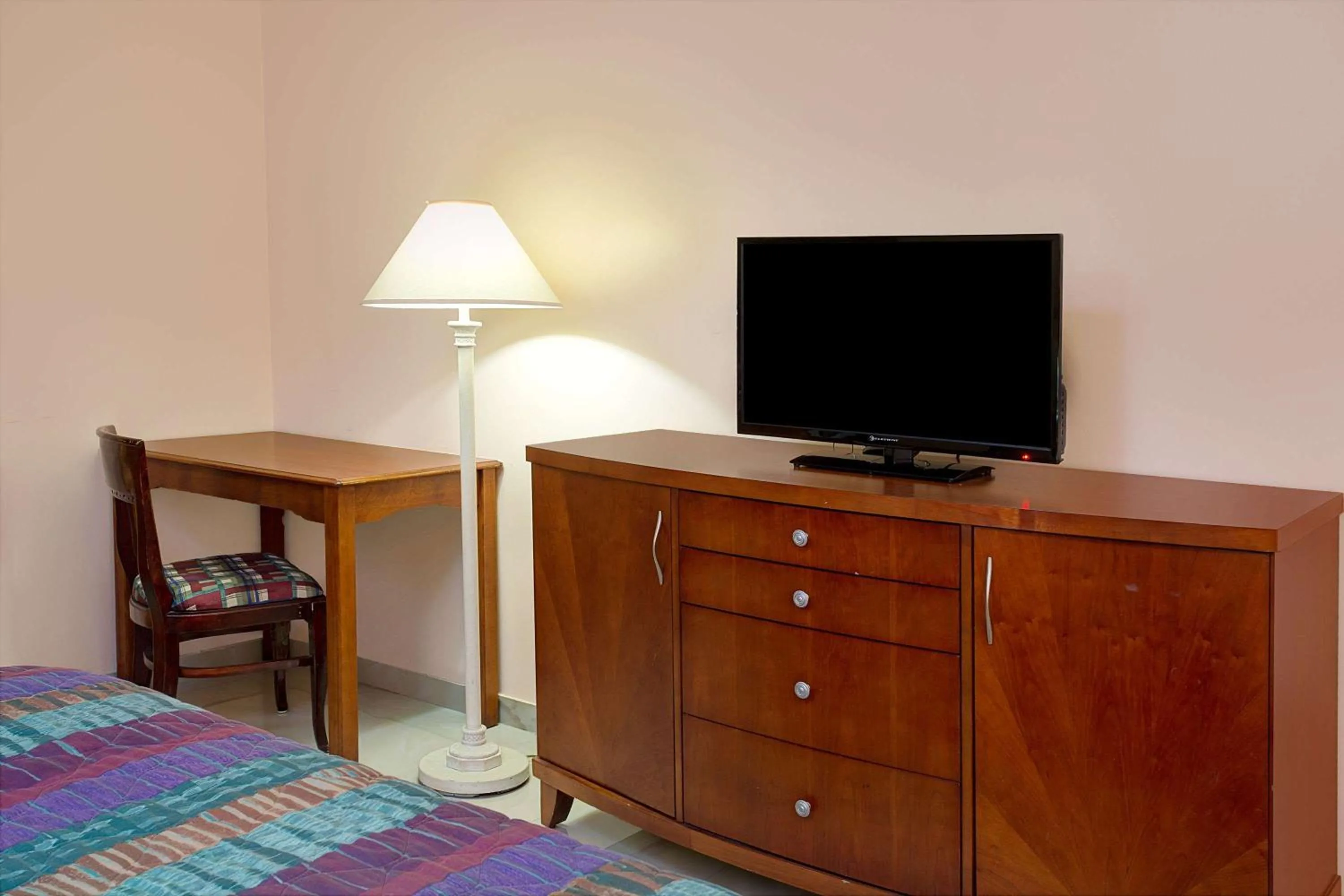 Photo of the whole room, Bed in Knights Inn Hallandale