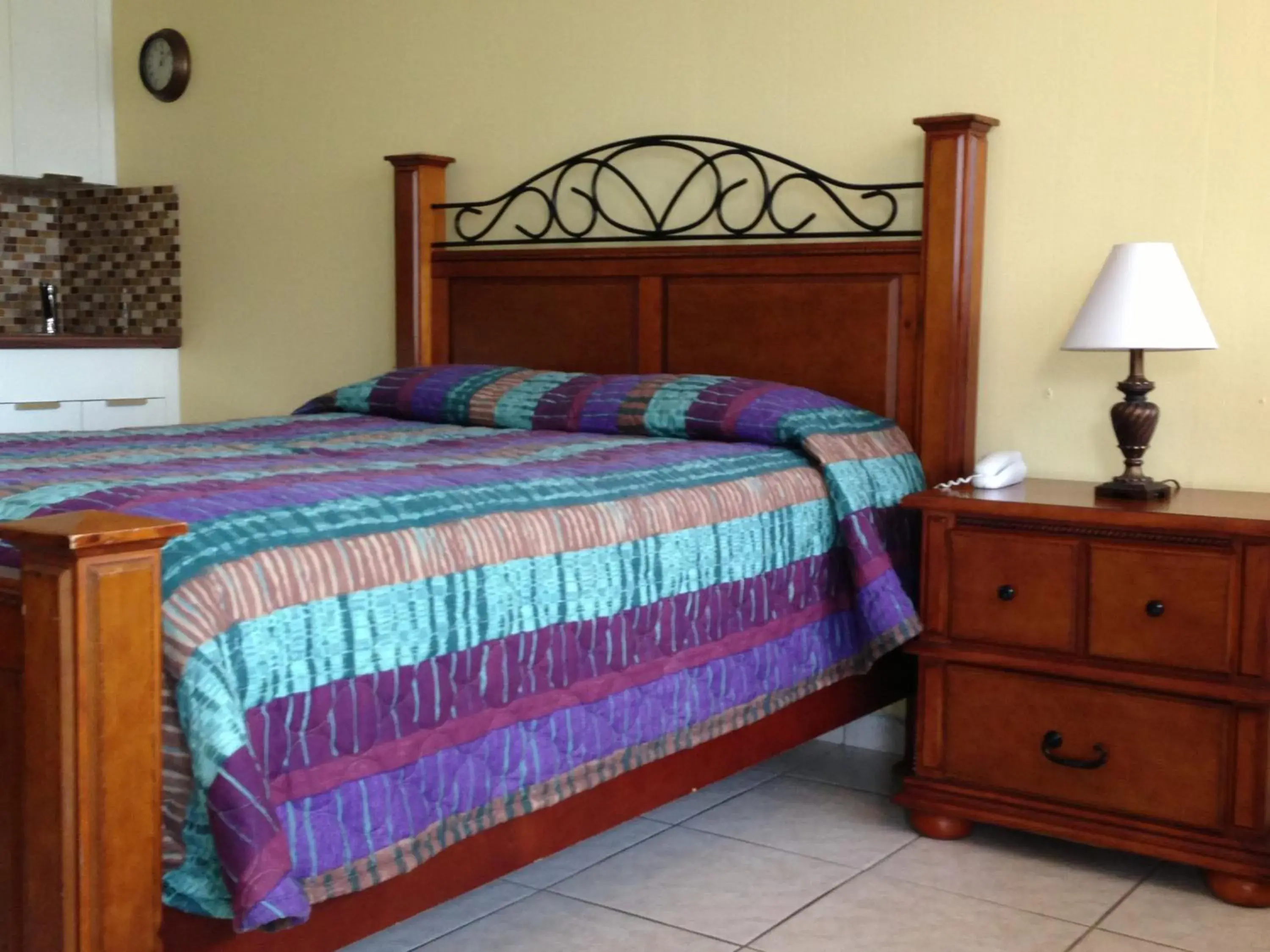 Queen Room - Disability Access in Knights Inn Hallandale Queen Room - Disability Access in Knights Inn Hallandale