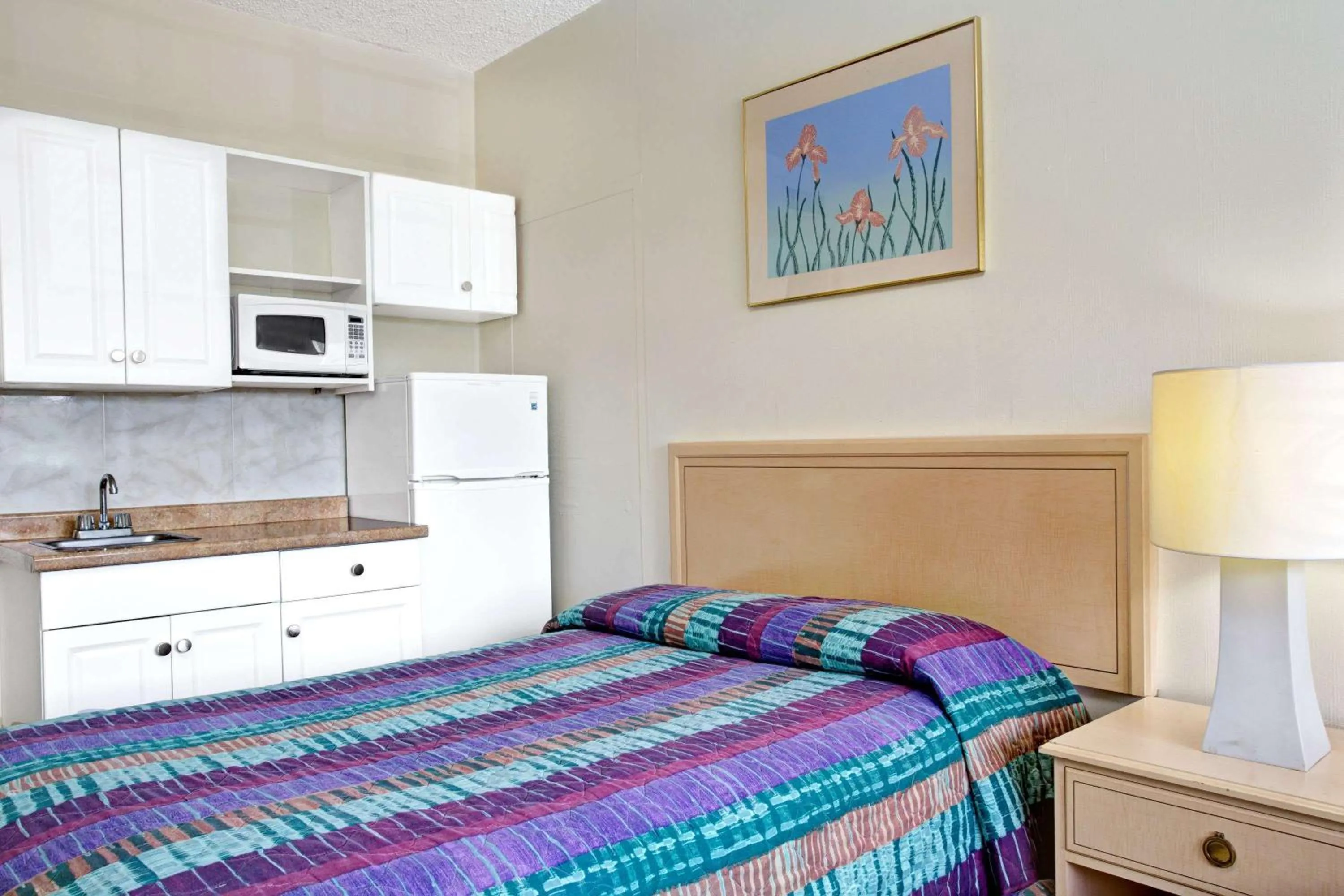 Photo of the whole room, Bed in Knights Inn Hallandale