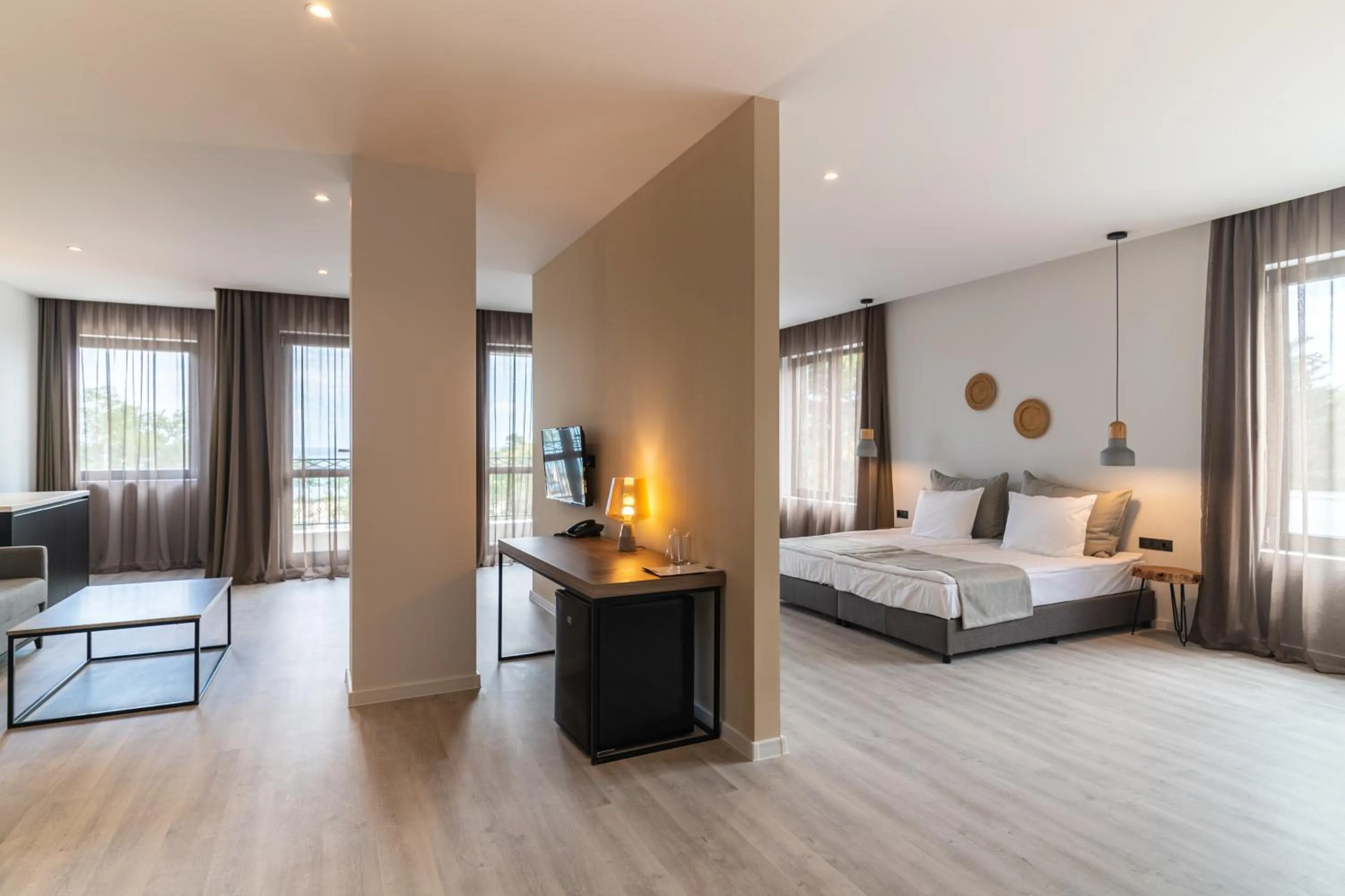 Living room, Bed in Primorski Hotel