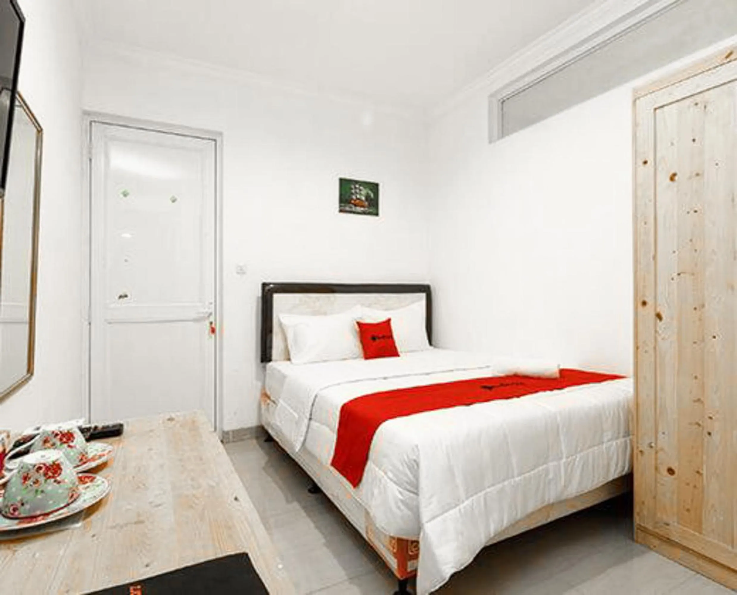 Bedroom, Bed in RedDoorz Syariah Plus near Pancoran 2