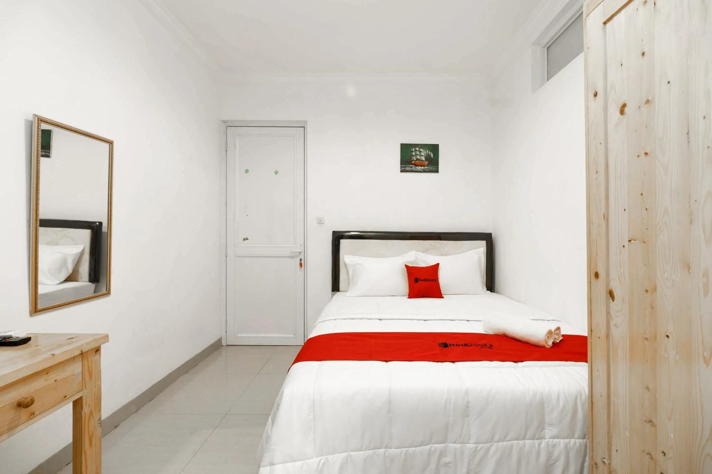 Bedroom, Bed in RedDoorz Syariah Plus near Pancoran 2