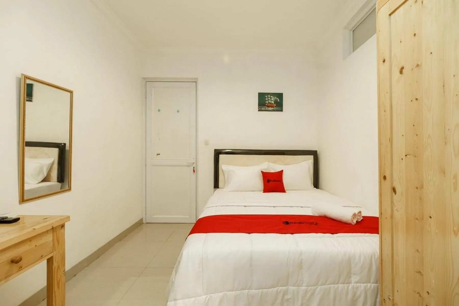 Bedroom, Bed in RedDoorz Syariah Plus near Pancoran 2