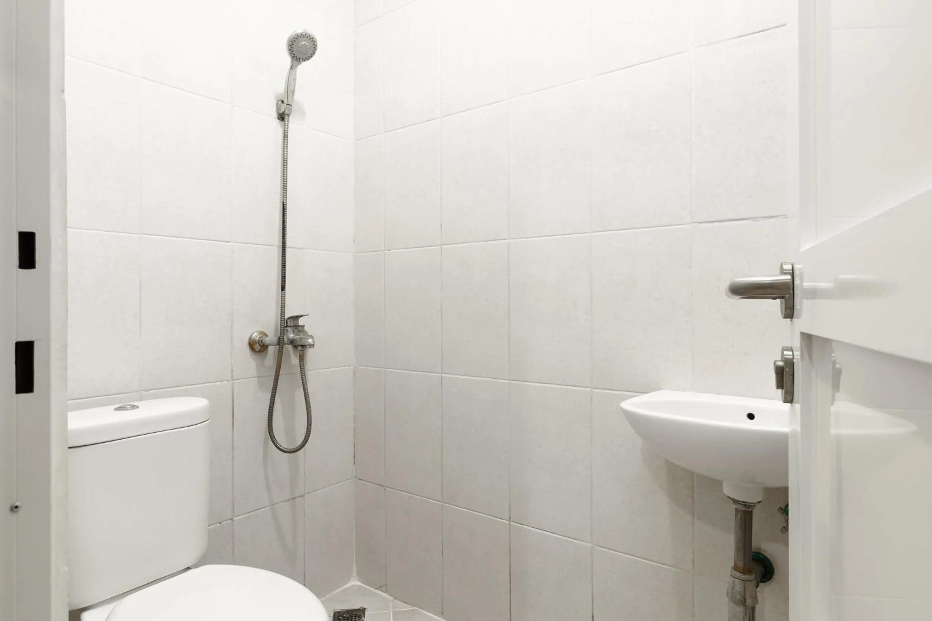 Bathroom in RedDoorz Syariah Plus near Pancoran 2