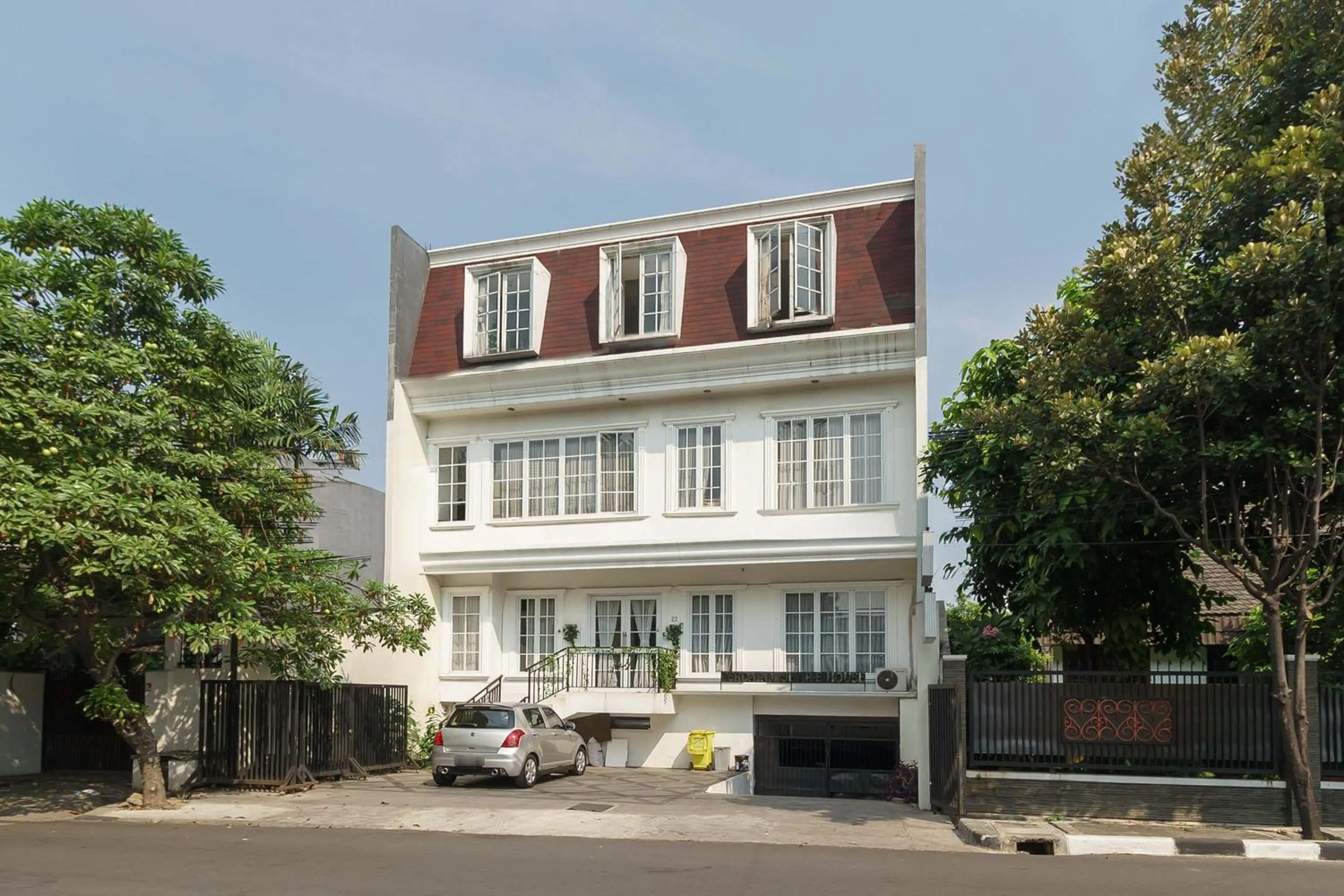 Facade/entrance in RedDoorz Syariah Plus near Pancoran 2