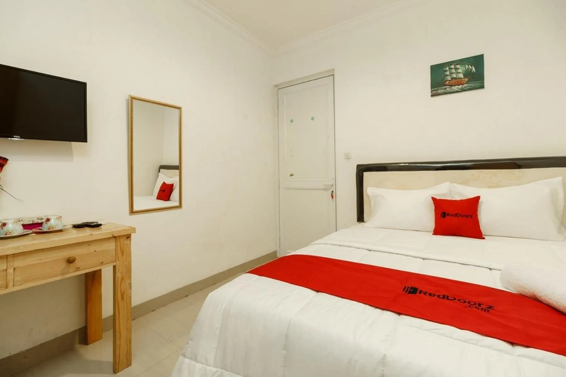 Bedroom, Bed in RedDoorz Syariah Plus near Pancoran 2